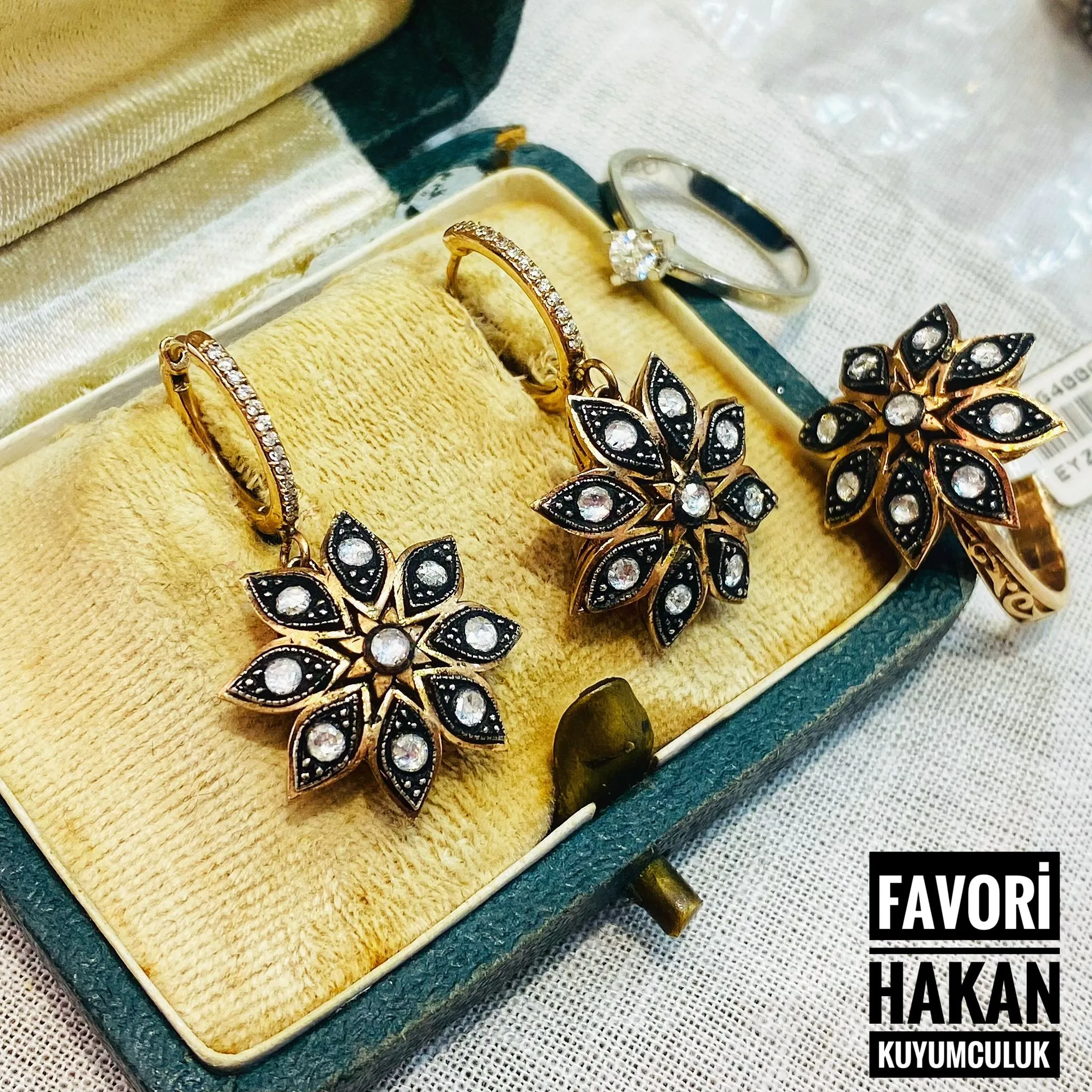 Antika Elmas Taşlı Kenarları Desenli Gül Küpe