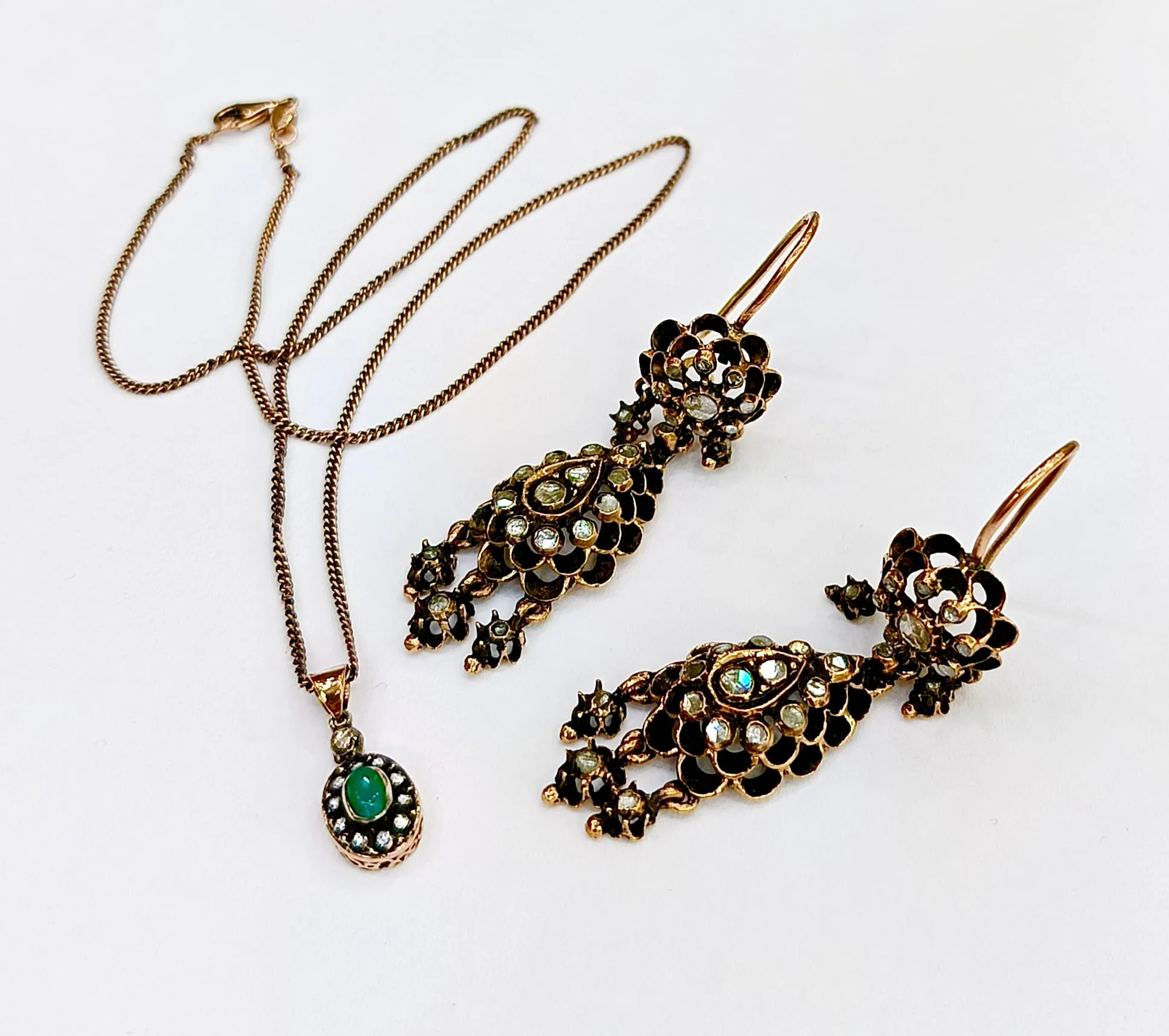 Gül Damlası Elmas Model Küpe