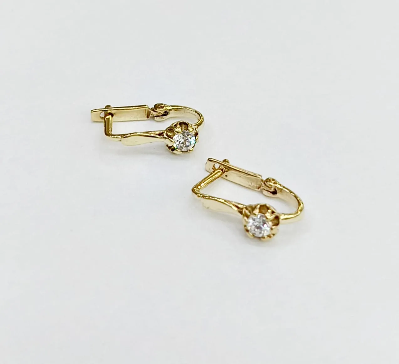 Favori Marka İtalyan Model Taşlı Küpe