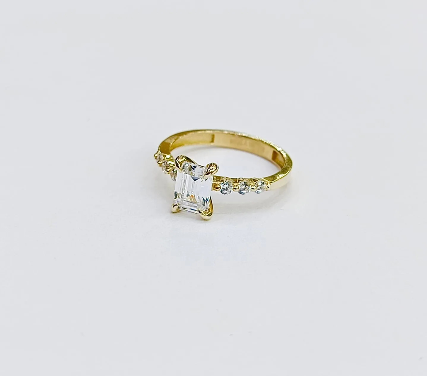 Favori Marka Tek Taş Model Yüzük