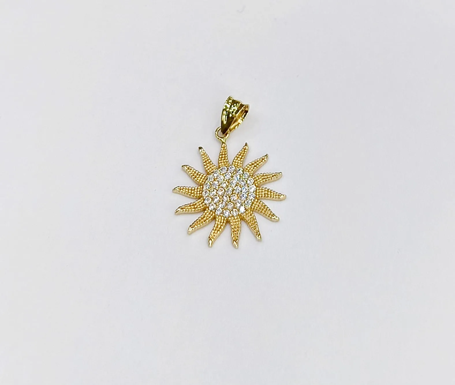 Favori Marka Güneşli Kolye Ucu