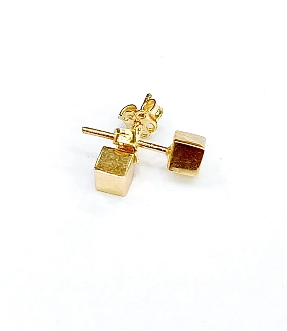 Favori Marka Kare Model Küpe