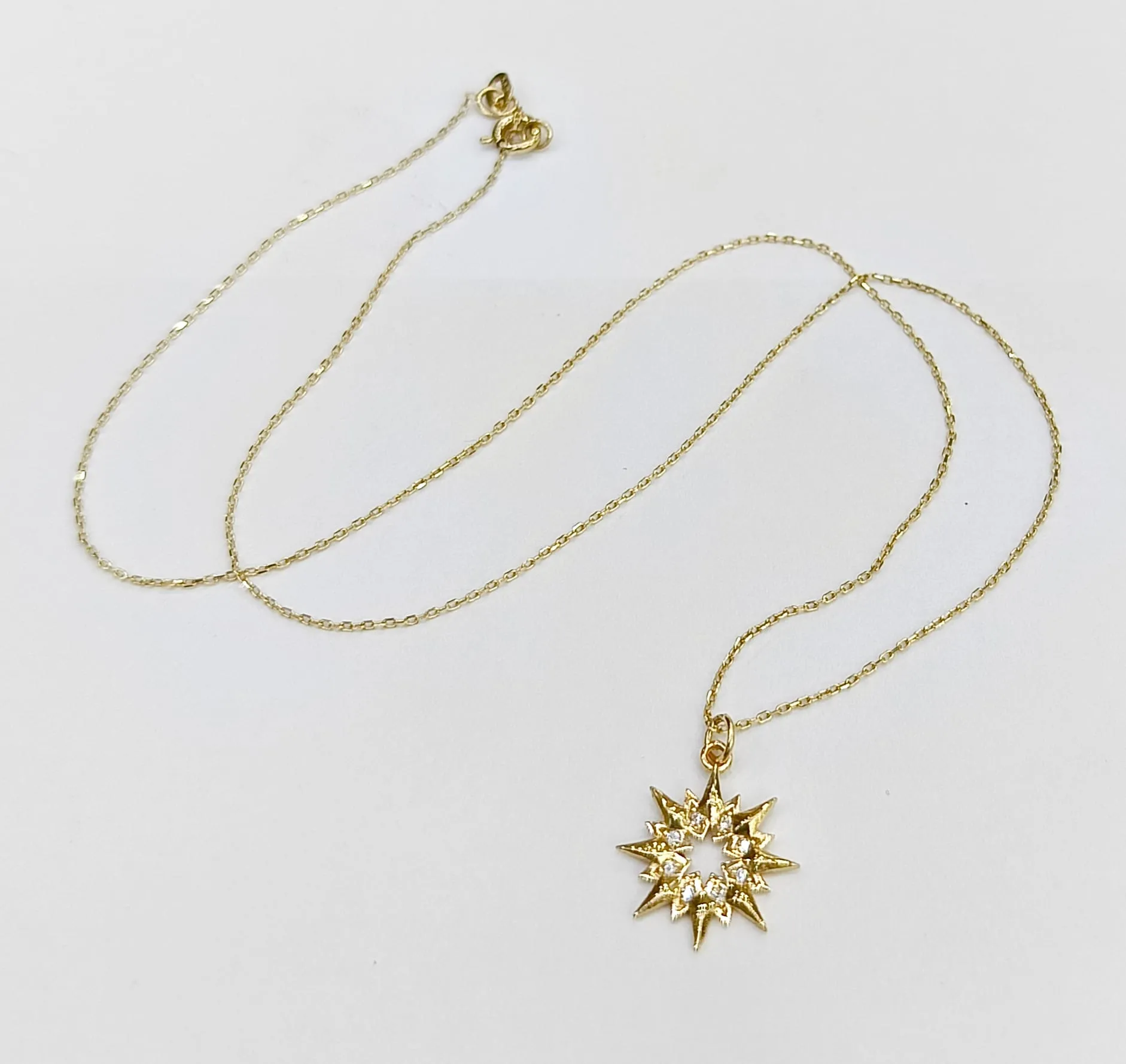 Favori Marka Güneşli Kolye