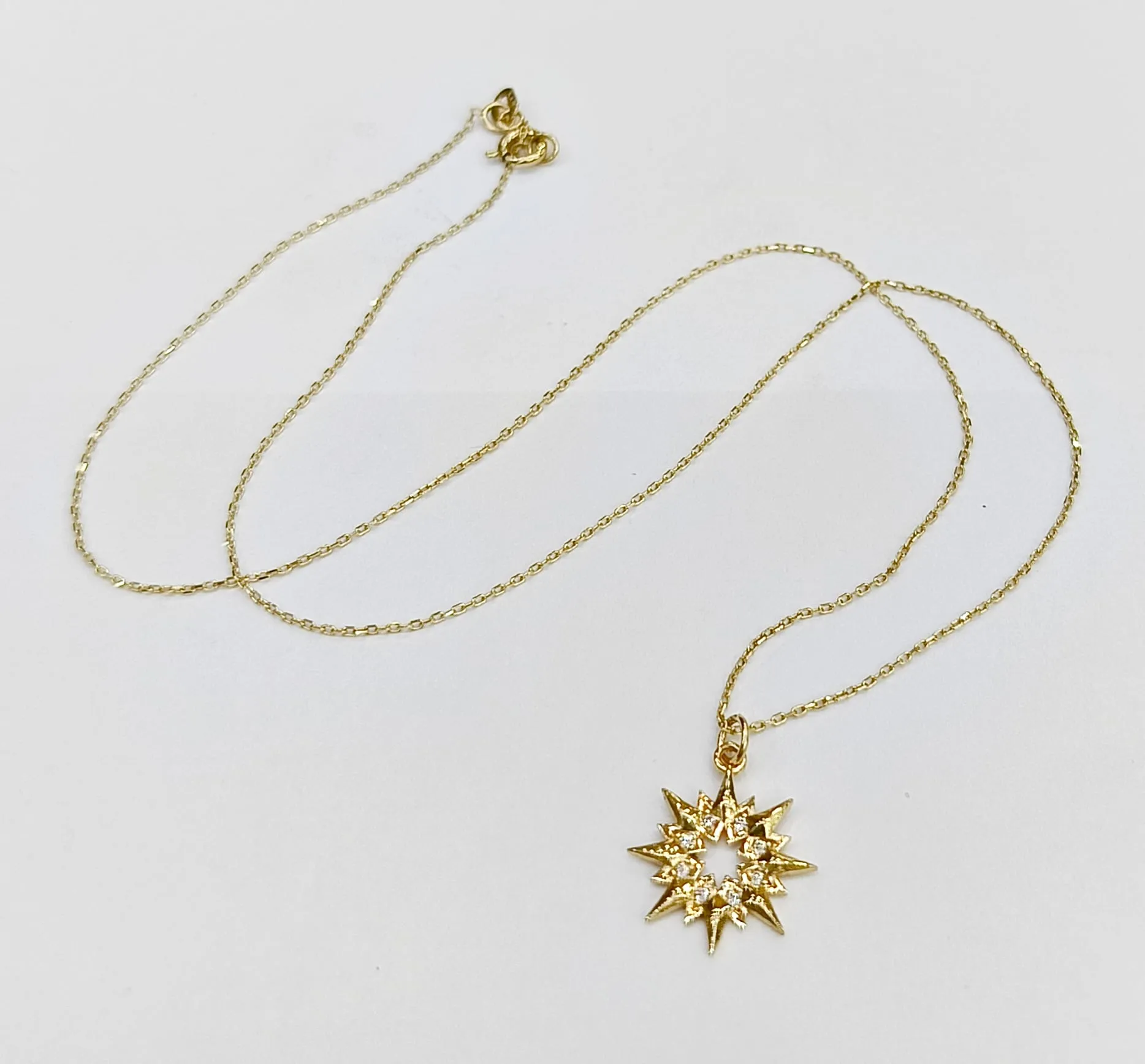 Favori Marka Güneşli Kolye