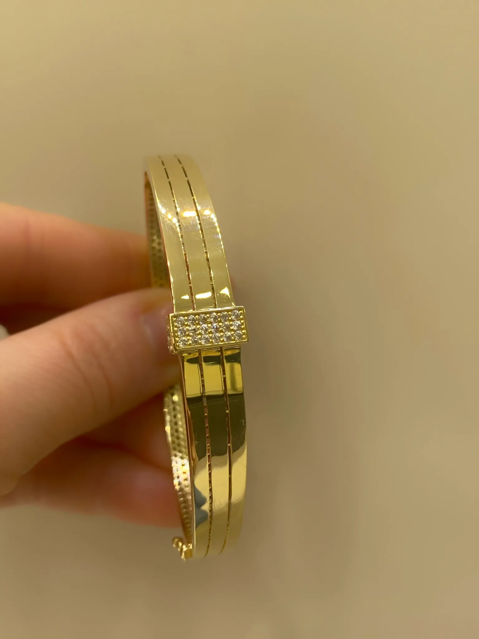 Favori Marka İtalyan Model Taşlı Kelepçe