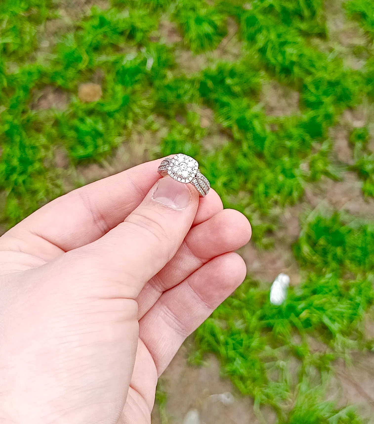 Michael Hill Marka Pırlanta Taşlı Kenarları Üç Sıra Baget Modeli Yüzük