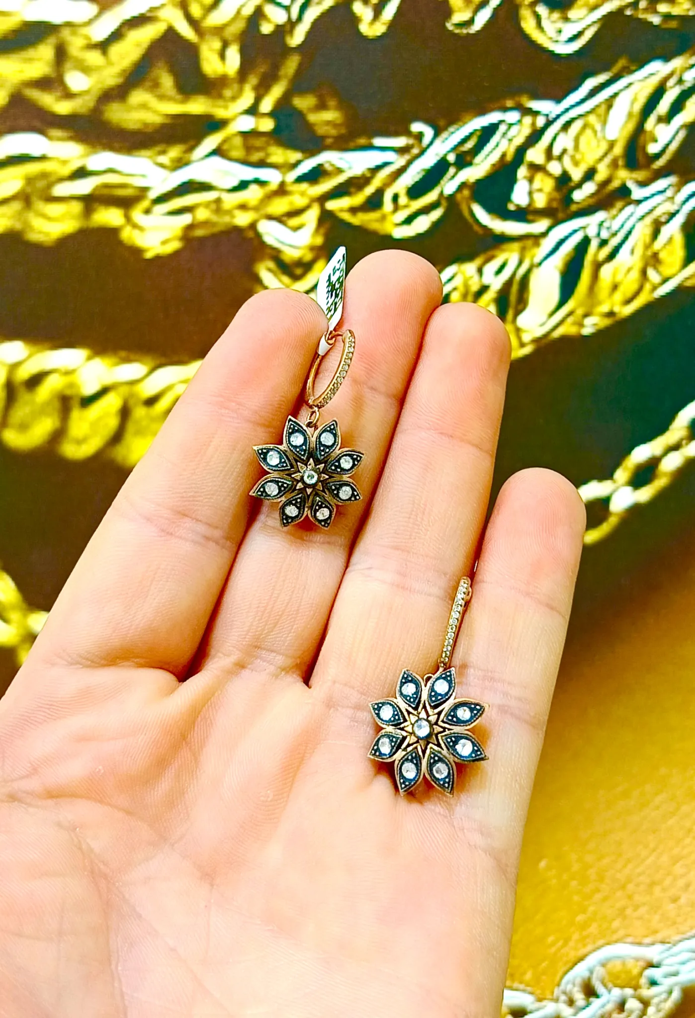 Antika Elmas Taşlı Kenarları Desenli Gül Küpe