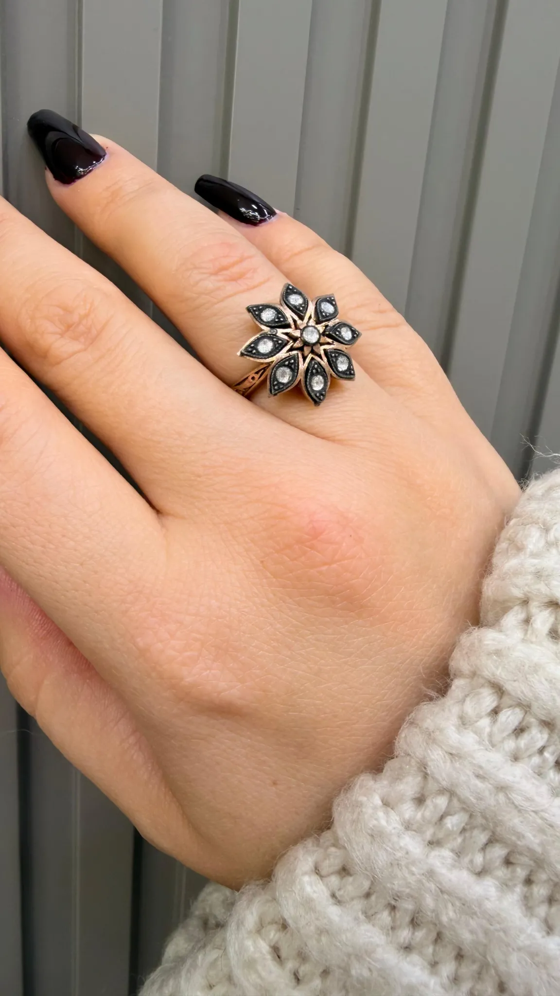 Antika Elmas Taşlı Kenarları Desenli Gül Yüzük