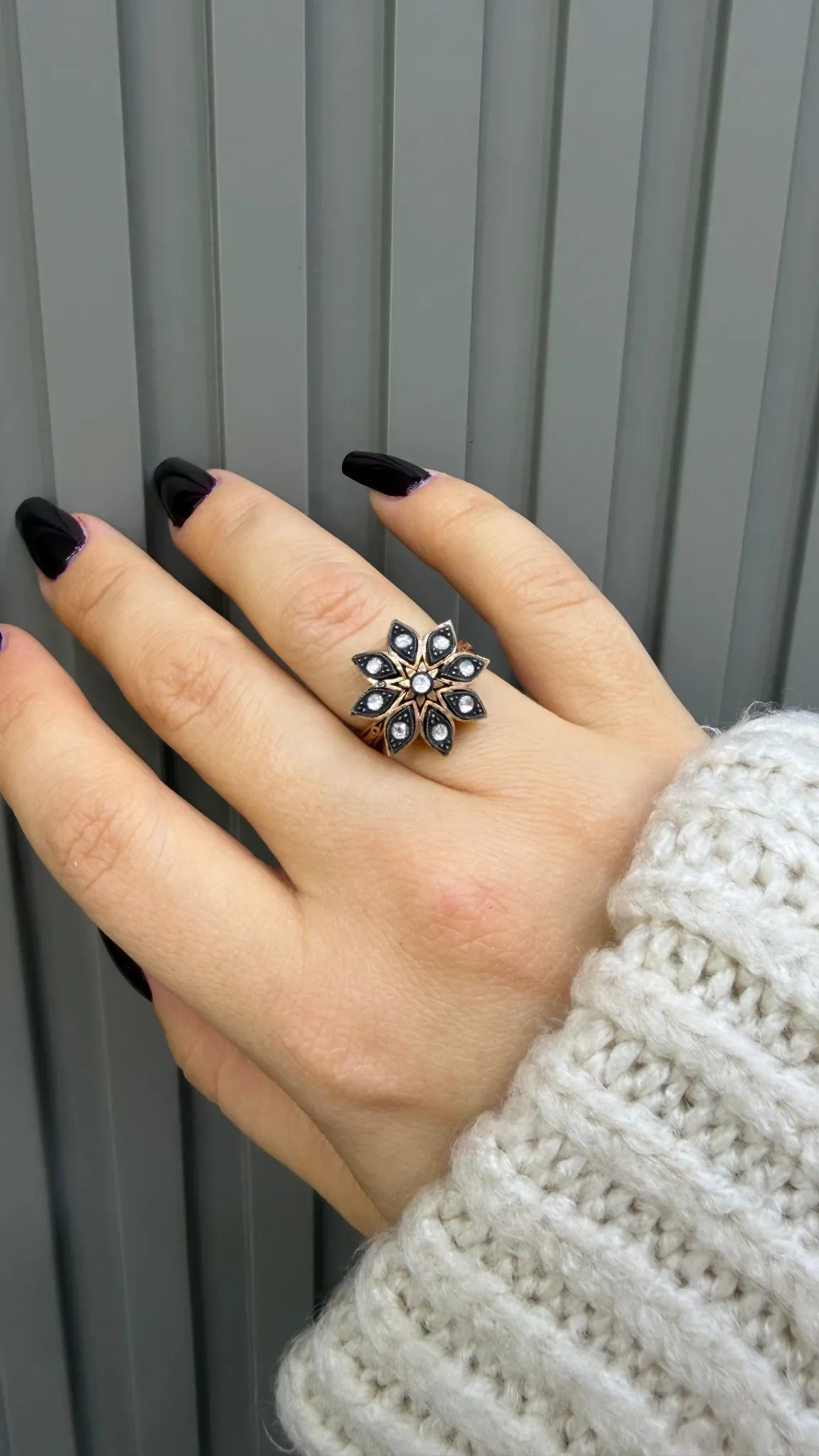 Antika Elmas Taşlı Kenarları Desenli Gül Yüzük