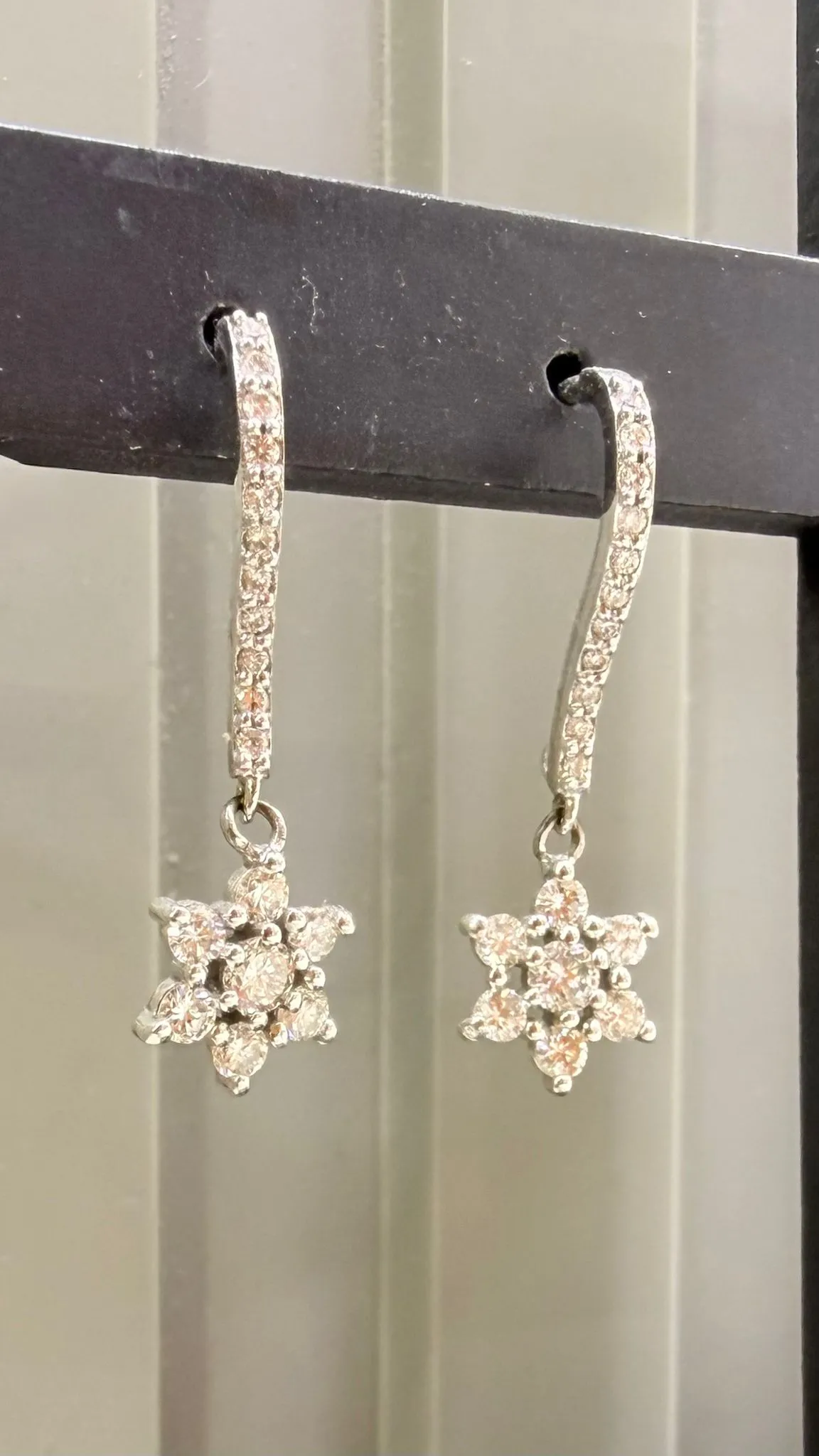 Pırlanta Taşlı Sallantılı Yıldız Küpe