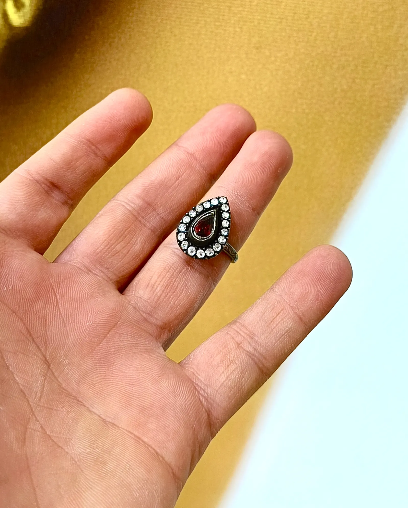 Vintage Tasarım Elmas ve Damla Yakut Taşlı Yüzük