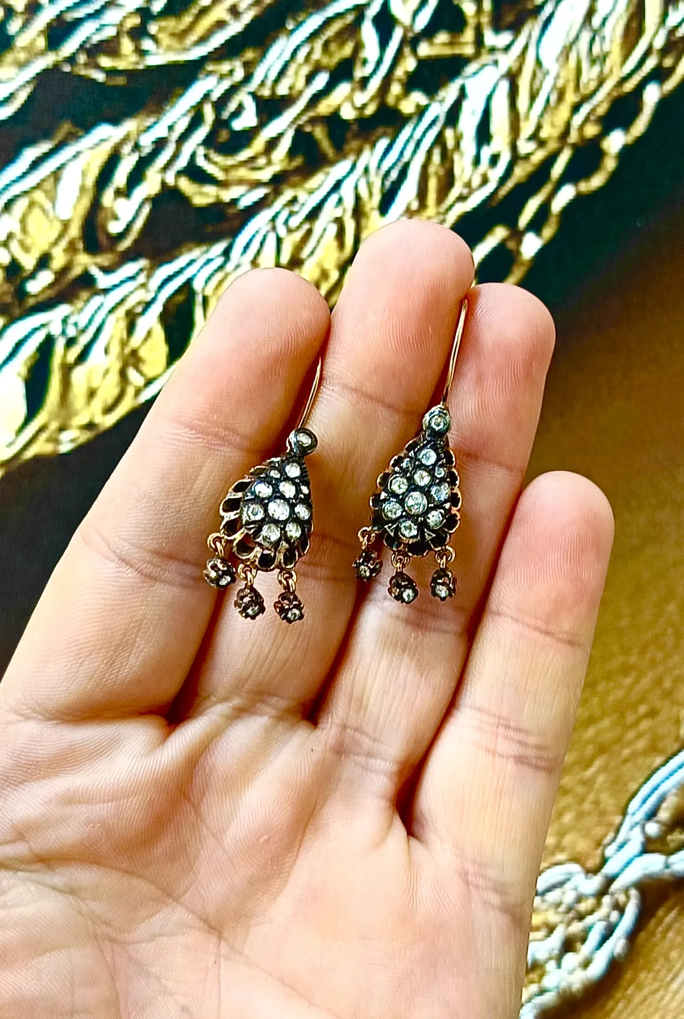 Sallantılı Dut Model Elmas Küpe