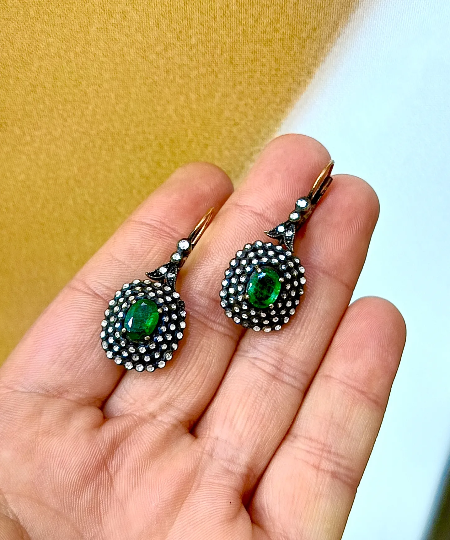 Elmas Ve Zümrüt Model Sallantılı Küpe