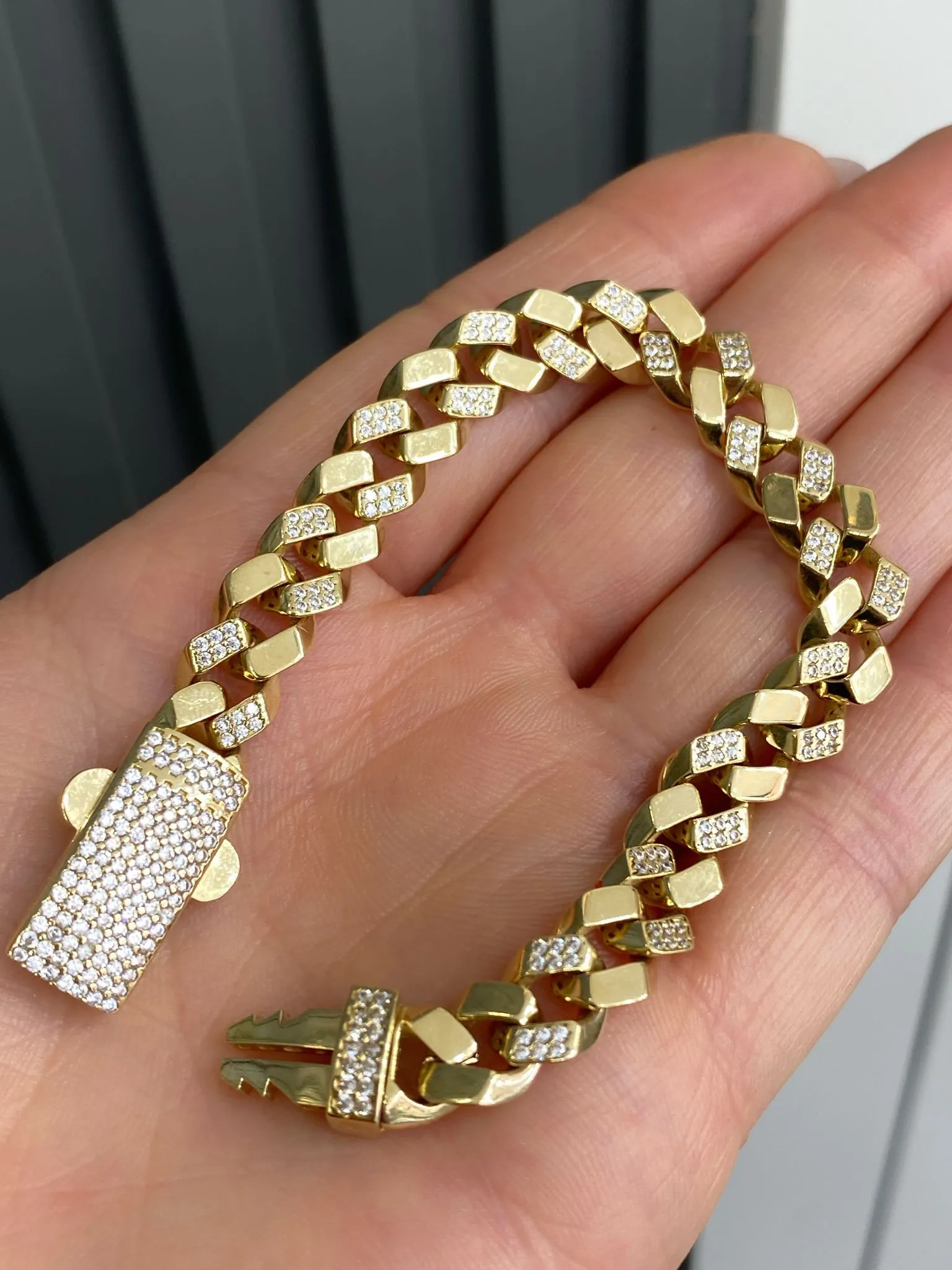 Favori Marka Taşlı Model Gurmet Bileklik 