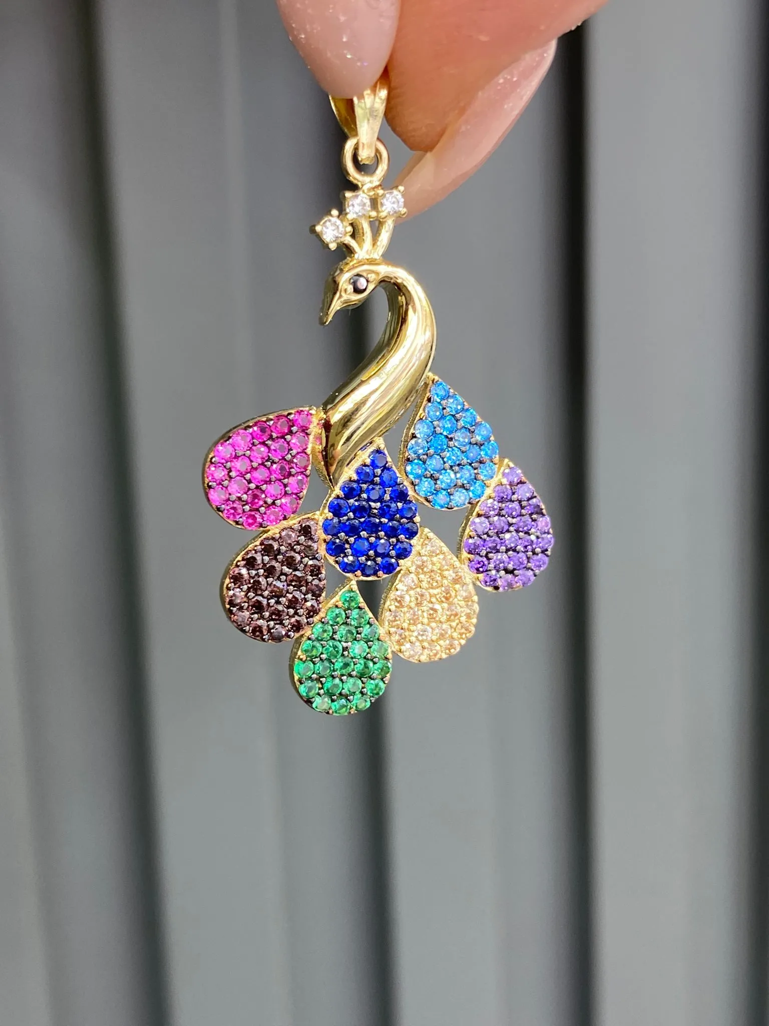 Favori Marka Renkli Taşlı Tavus Kuşu Model Uç