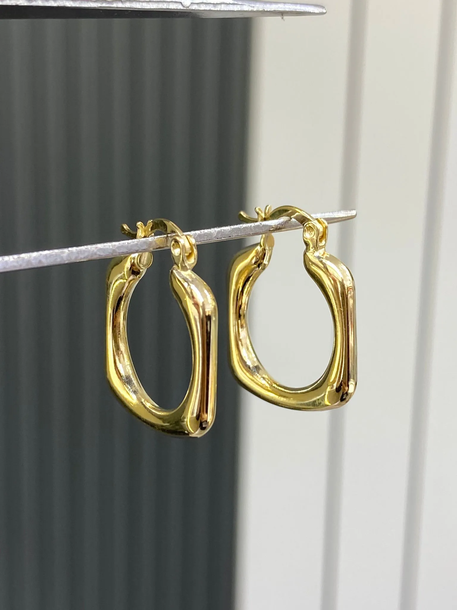 Favori Marka Kare Model Küpe