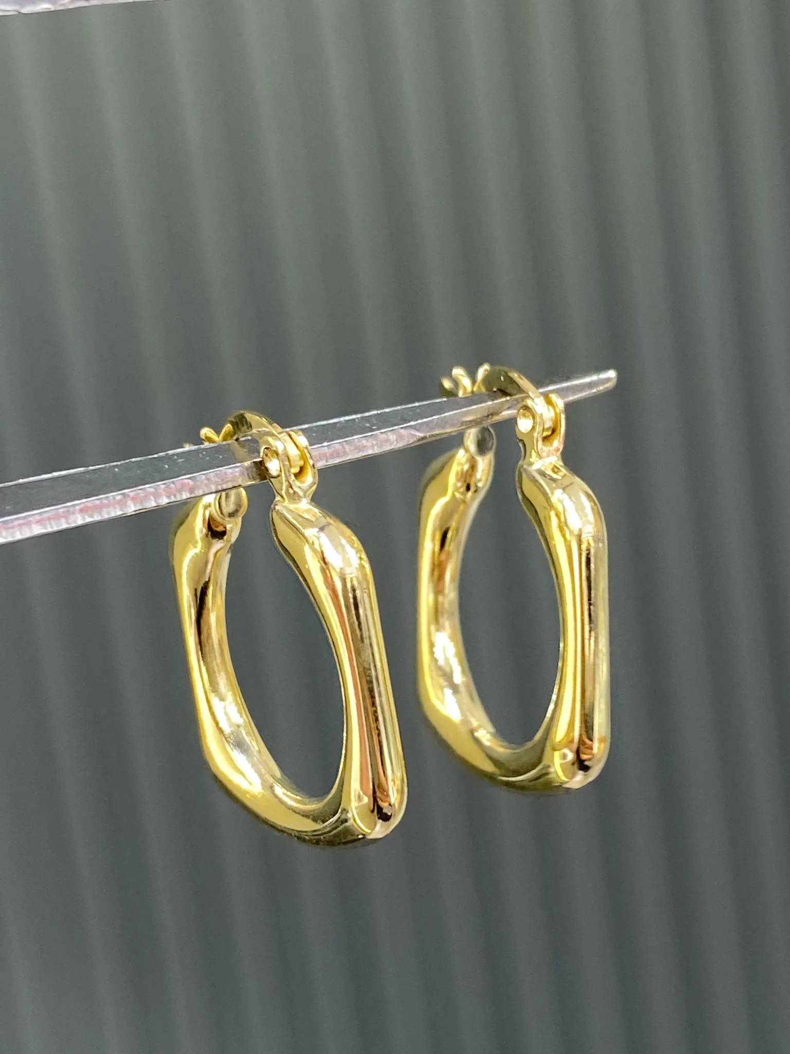 Favori Marka Kare Model Küpe