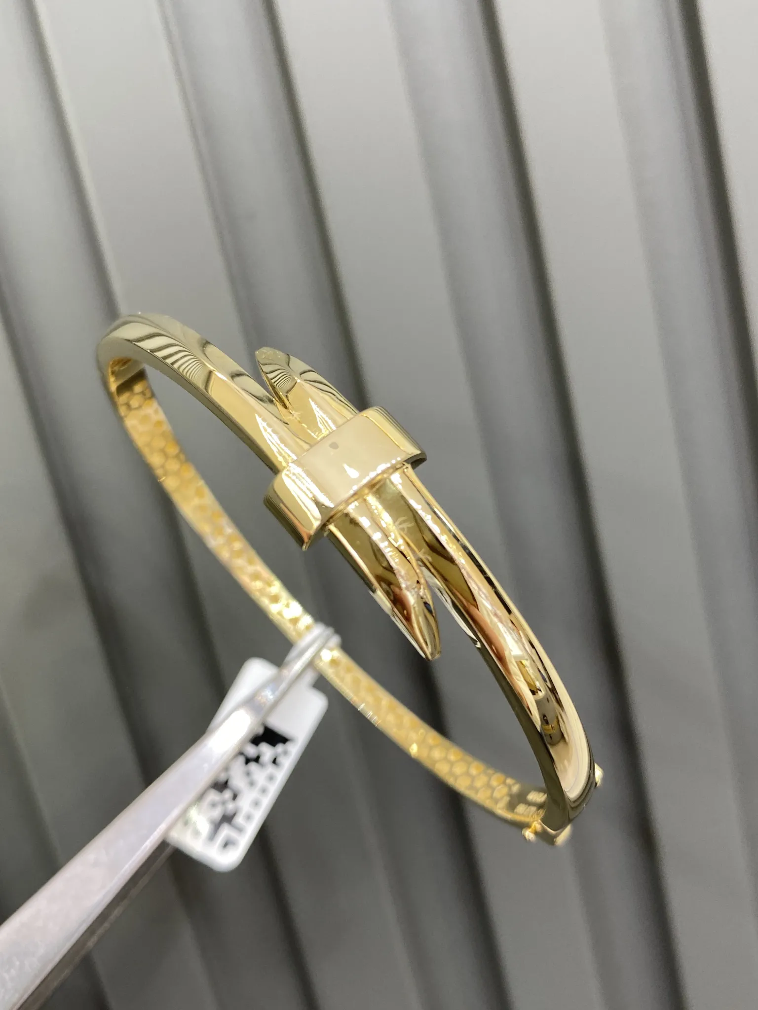 Favori Marka Çivili Kelepçe