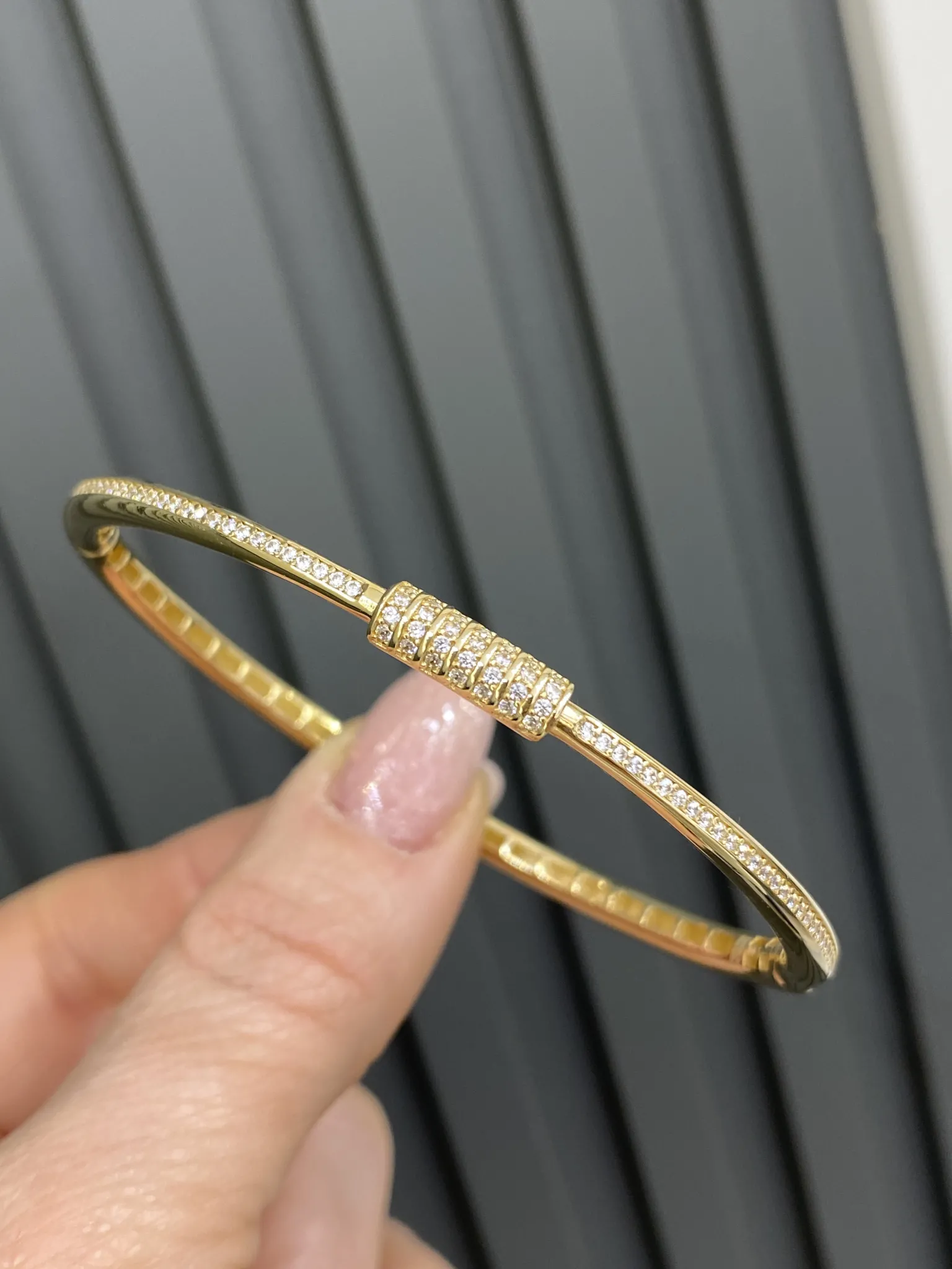 Favori Marka İtalyan Model Taşlı Kelepçe 