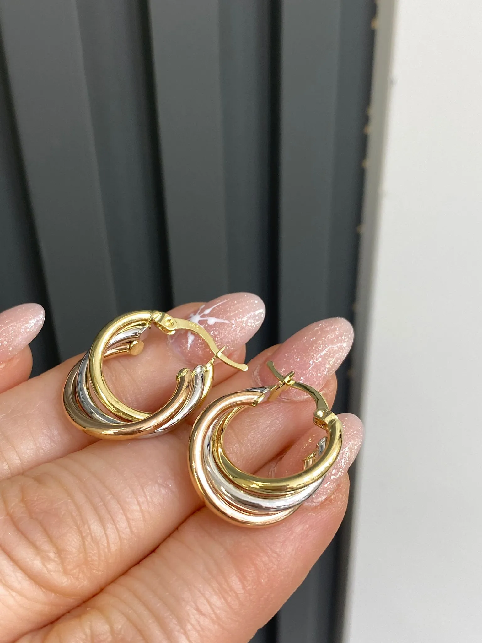 Favori Marka Üç Renk Halka Model Küpe