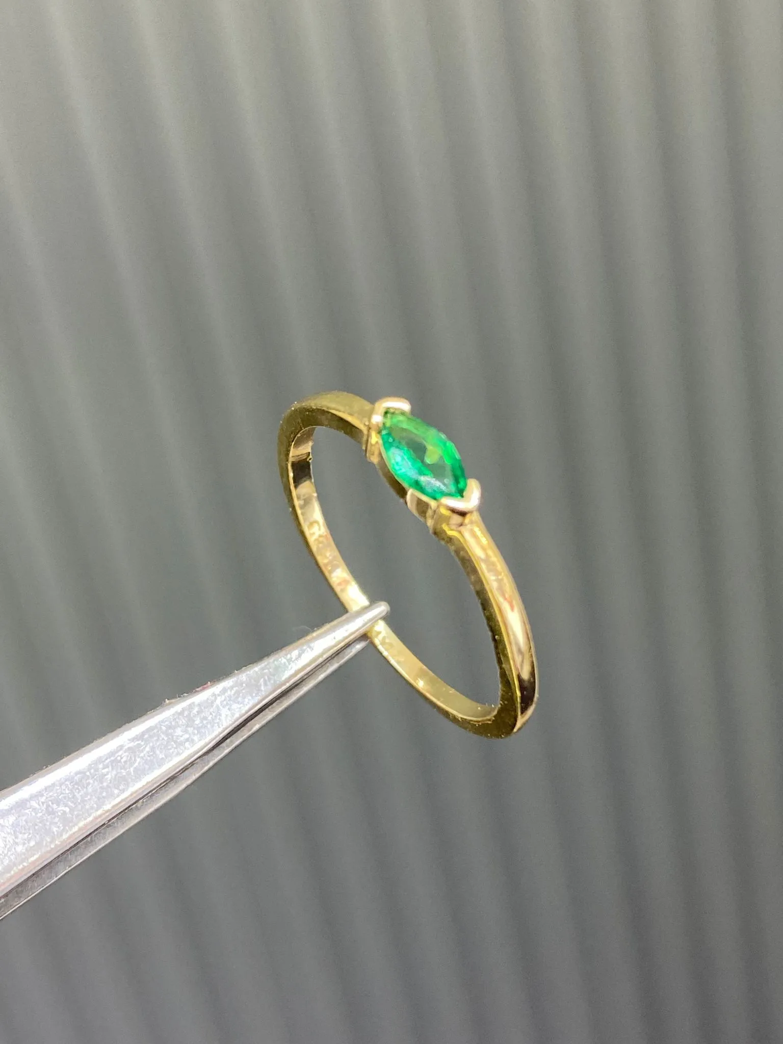 Favori Marka Yeşil Taşlı Minimal Model Yüzük