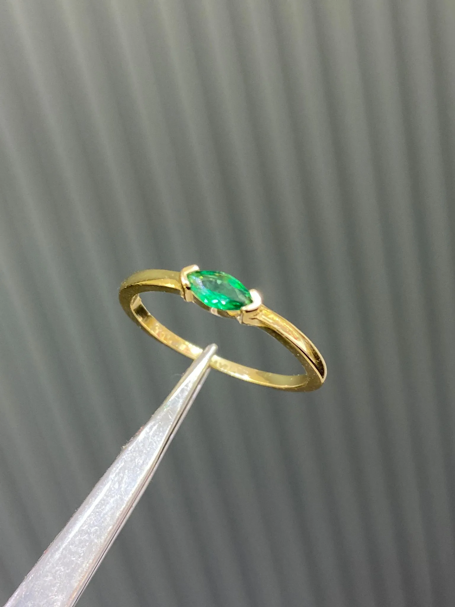 Favori Marka Yeşil Taşlı Minimal Model Yüzük