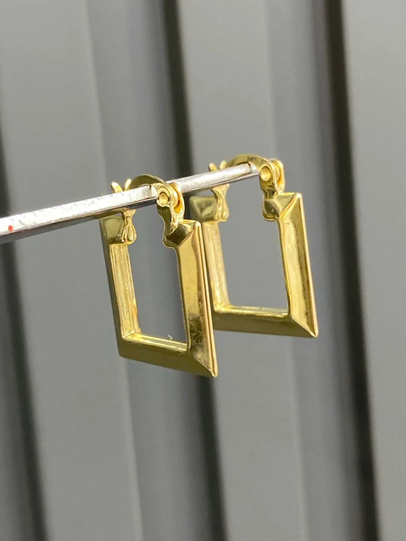 Favori Marka Kare Model Küpe