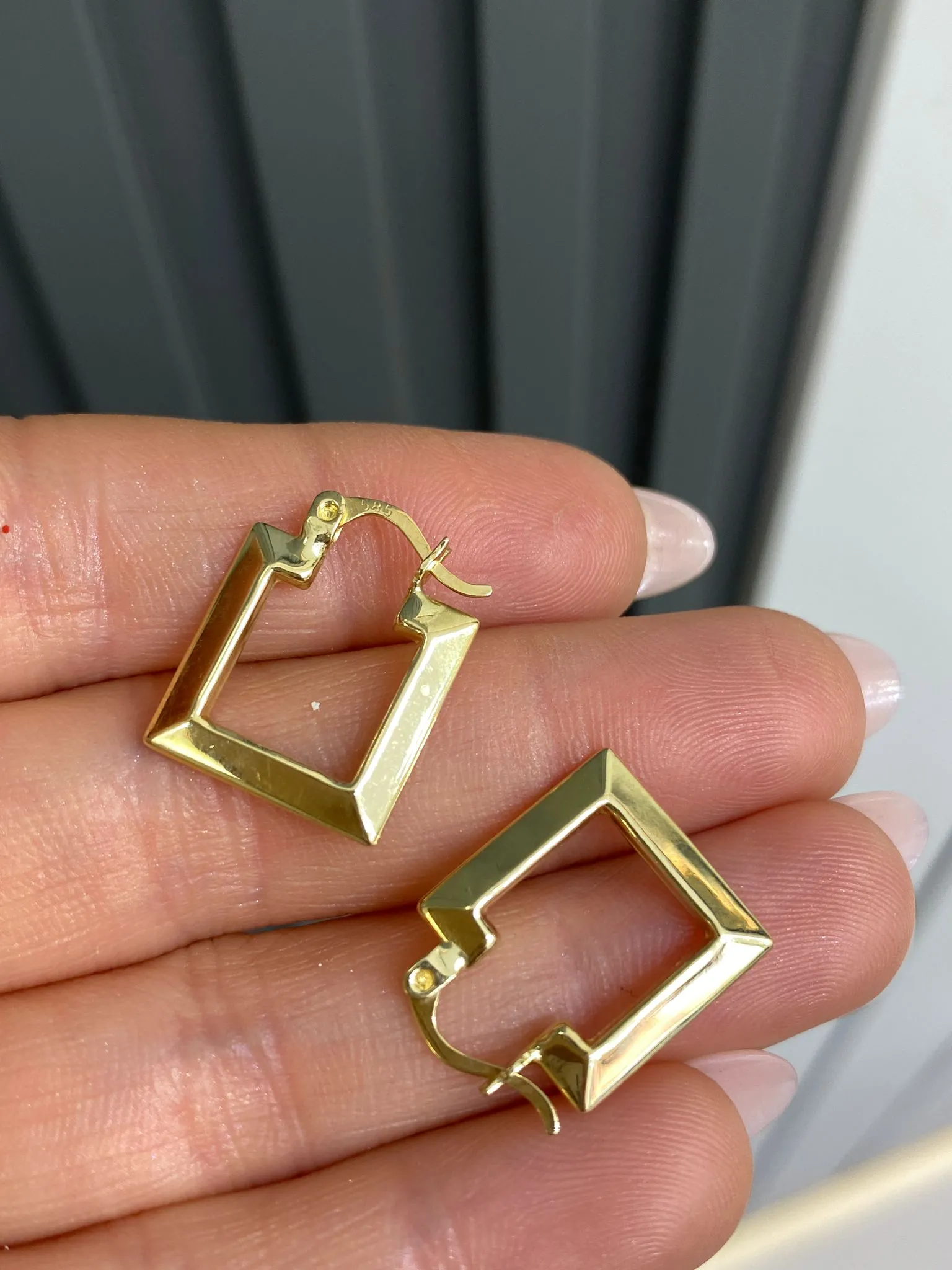 Favori Marka Kare Model Küpe