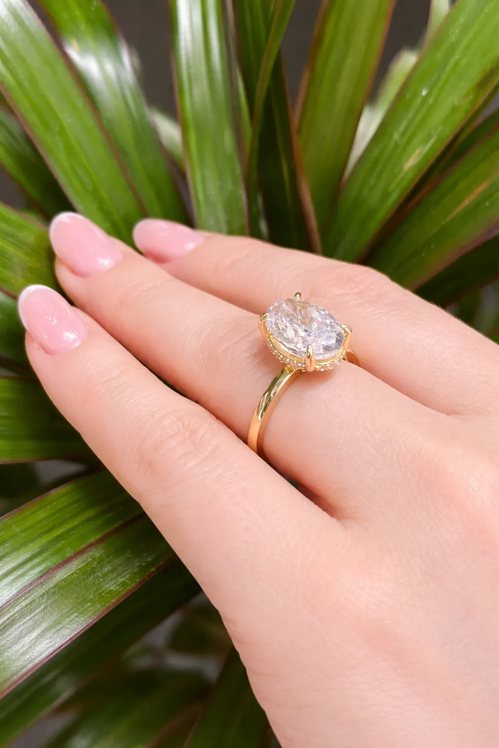 Favori Marka Oval Taşlı Yüzük