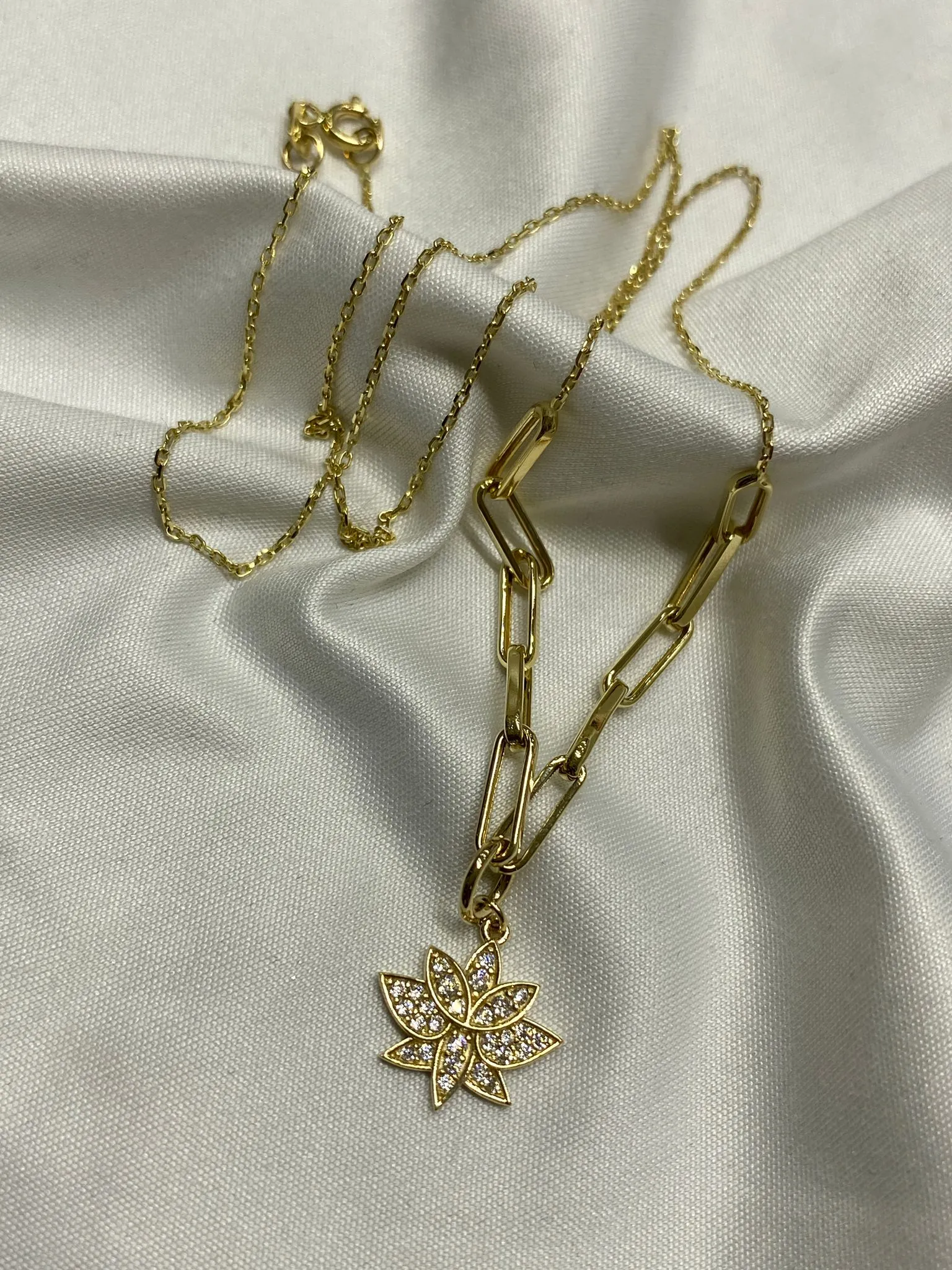 Favori Marka Lotus Çiçek Model Kolye