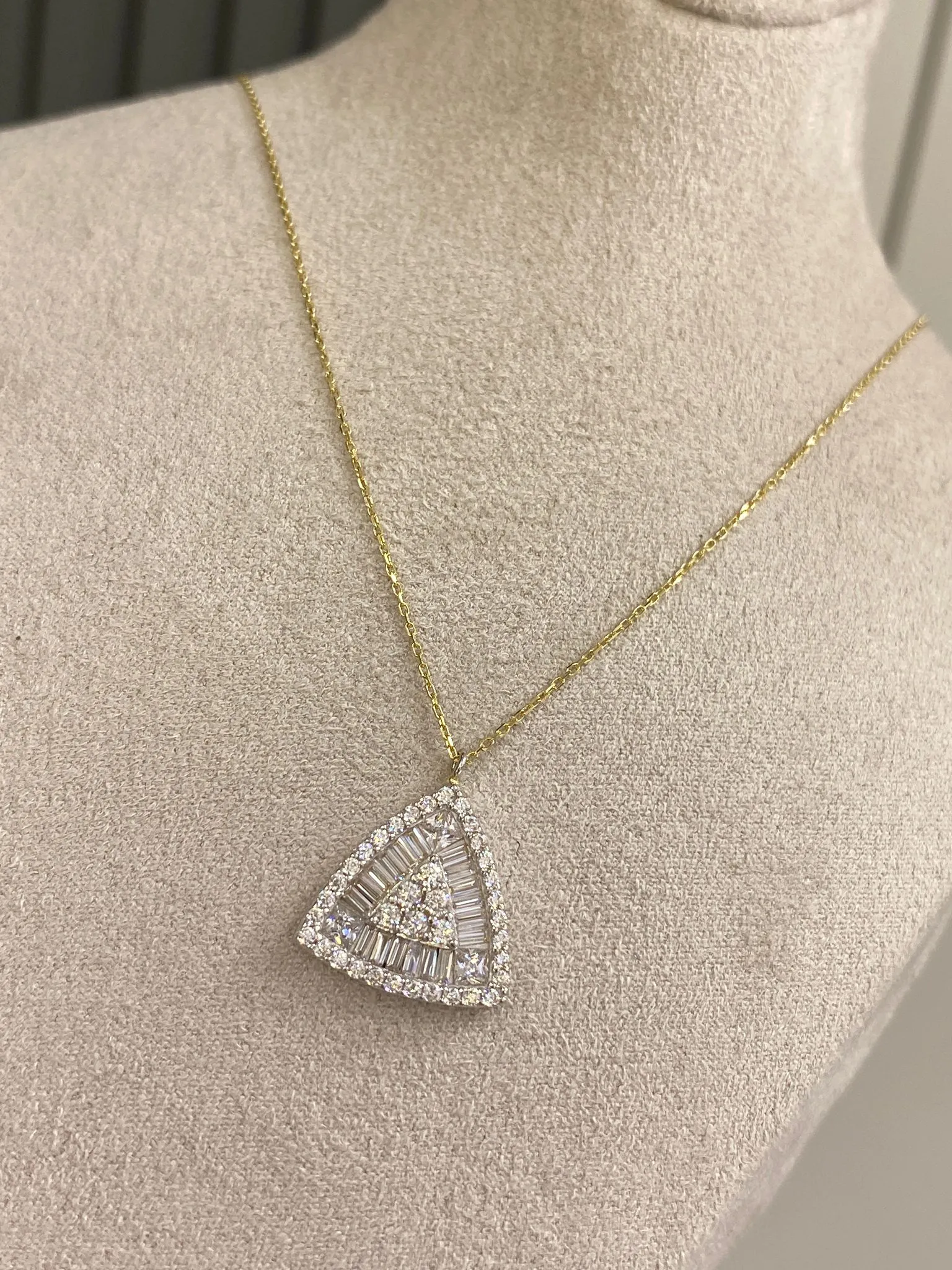 Favori Marka Üçgen Baget Model Kolye