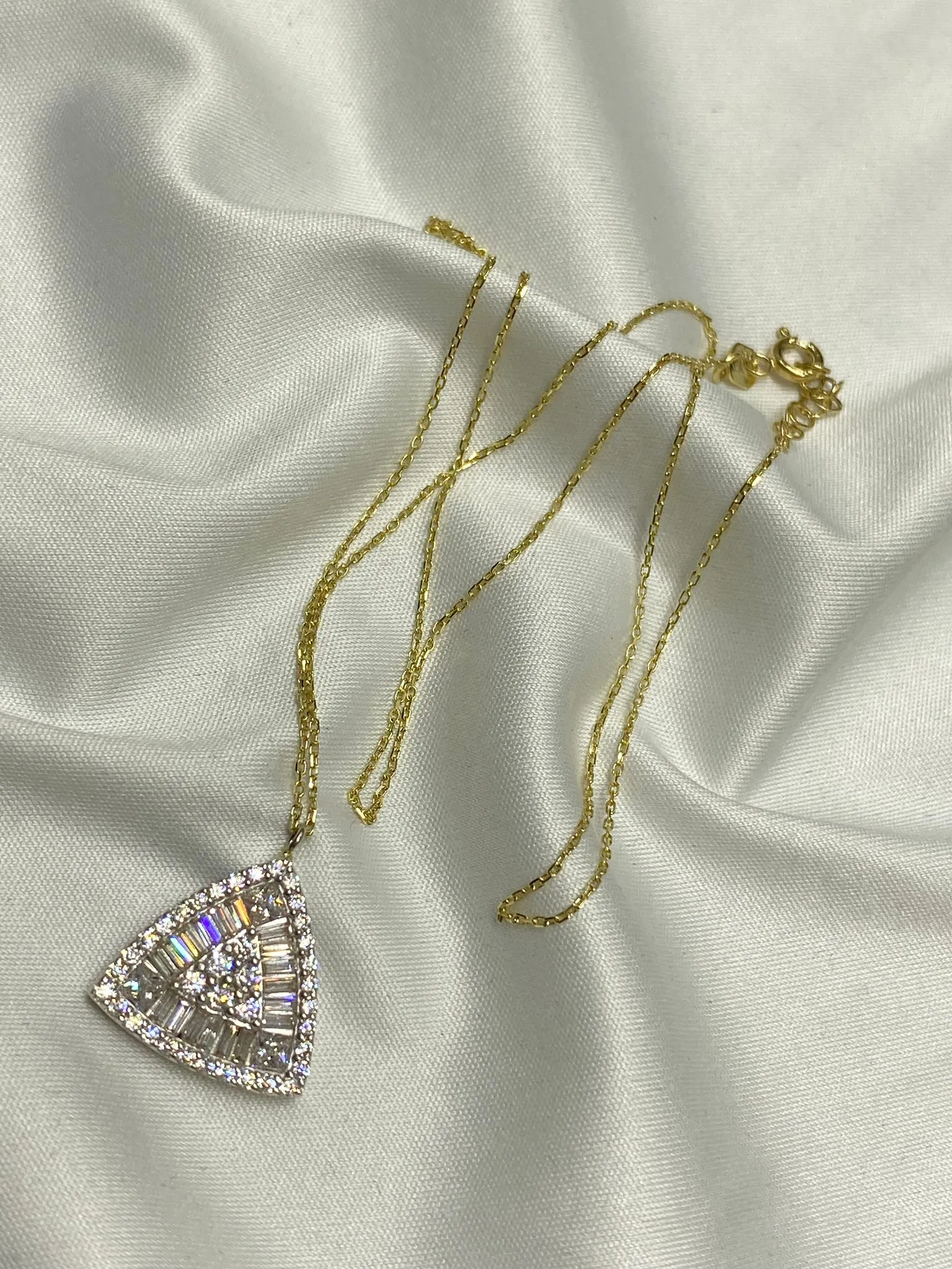 Favori Marka Üçgen Baget Model Kolye