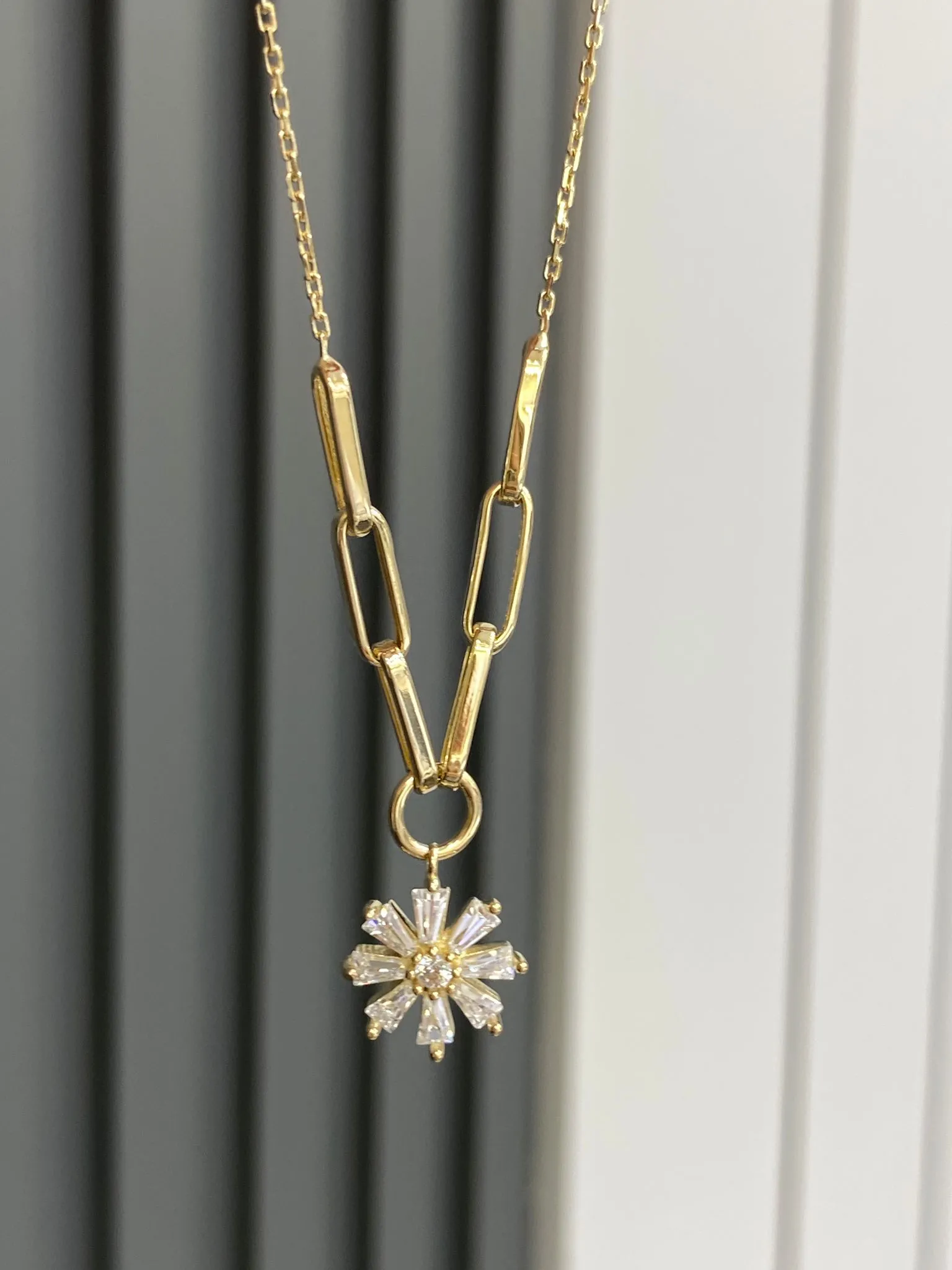 Favori Marka Kar Tanesi Model Kolye