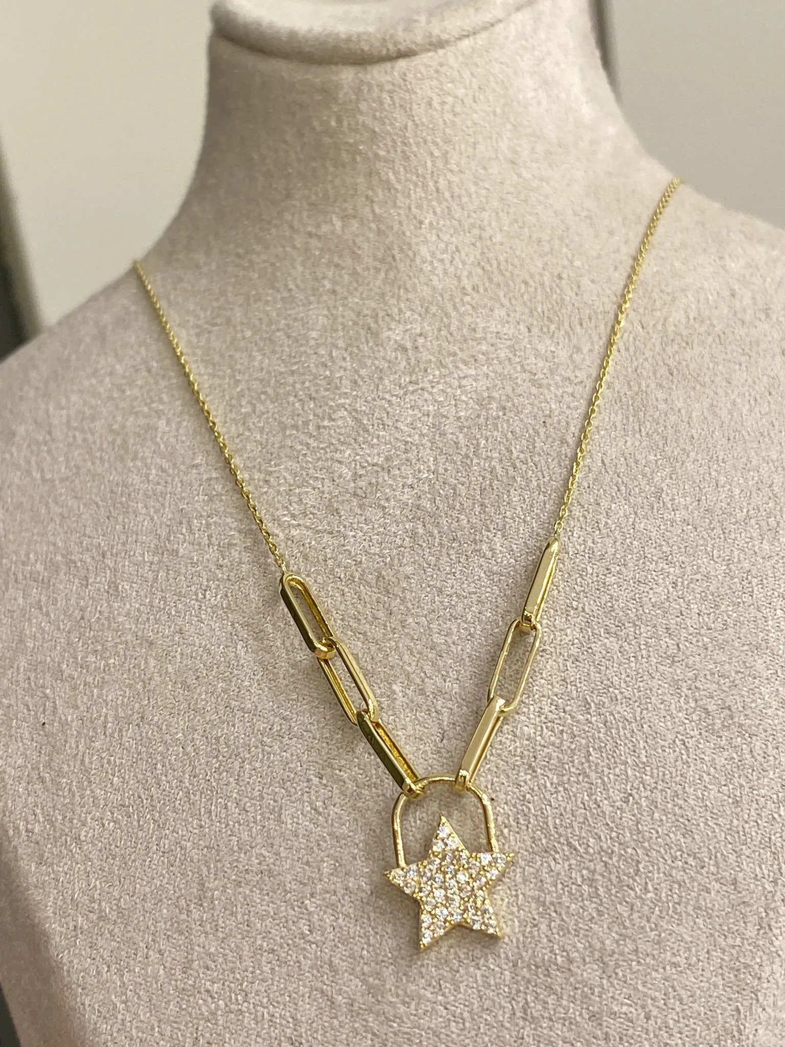 Favori Marka Yıldız Model Kolye
