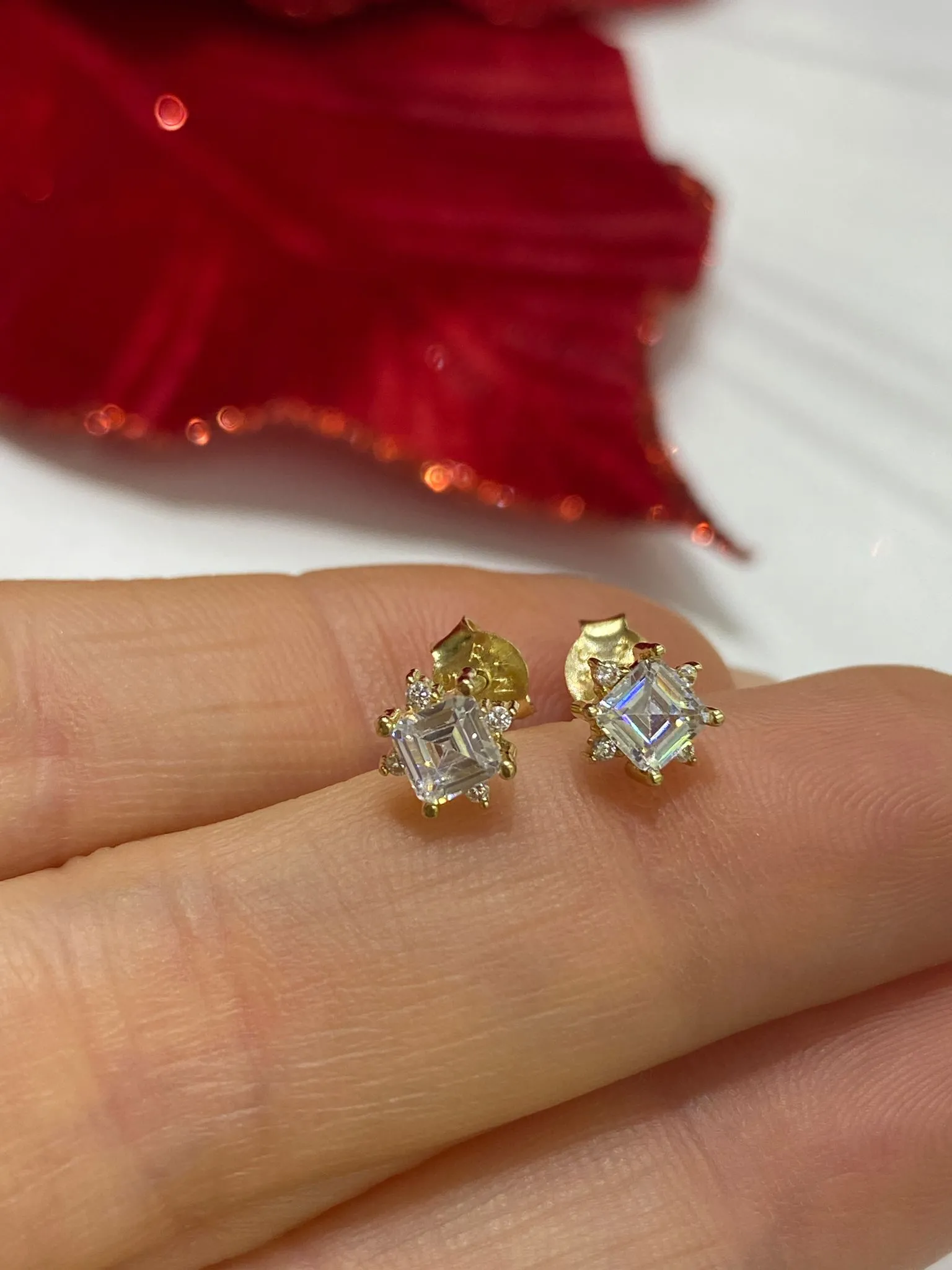 Favori Marka Tektaş Model Küpe