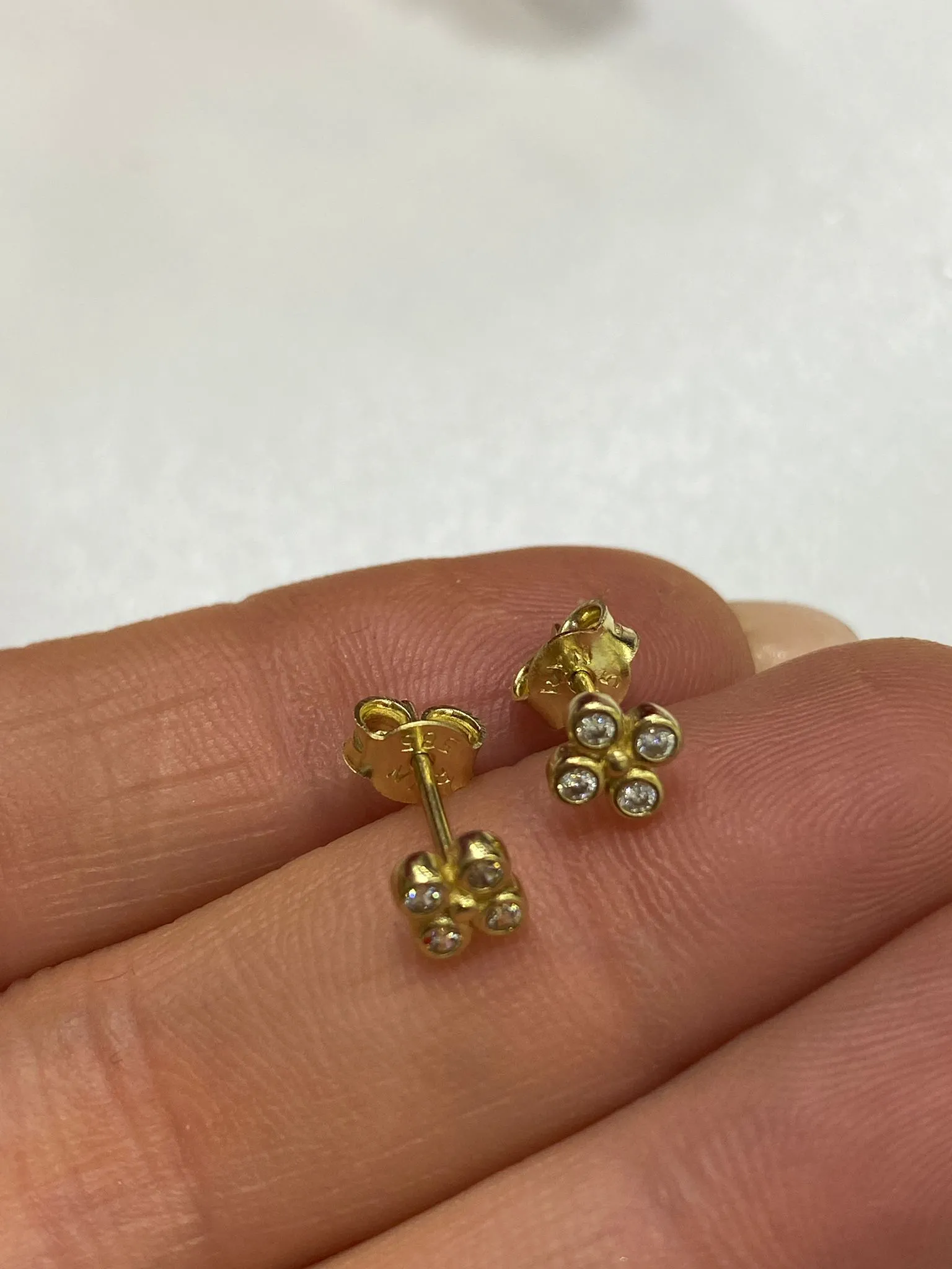 Favori Marka Taşlı Model Küpe