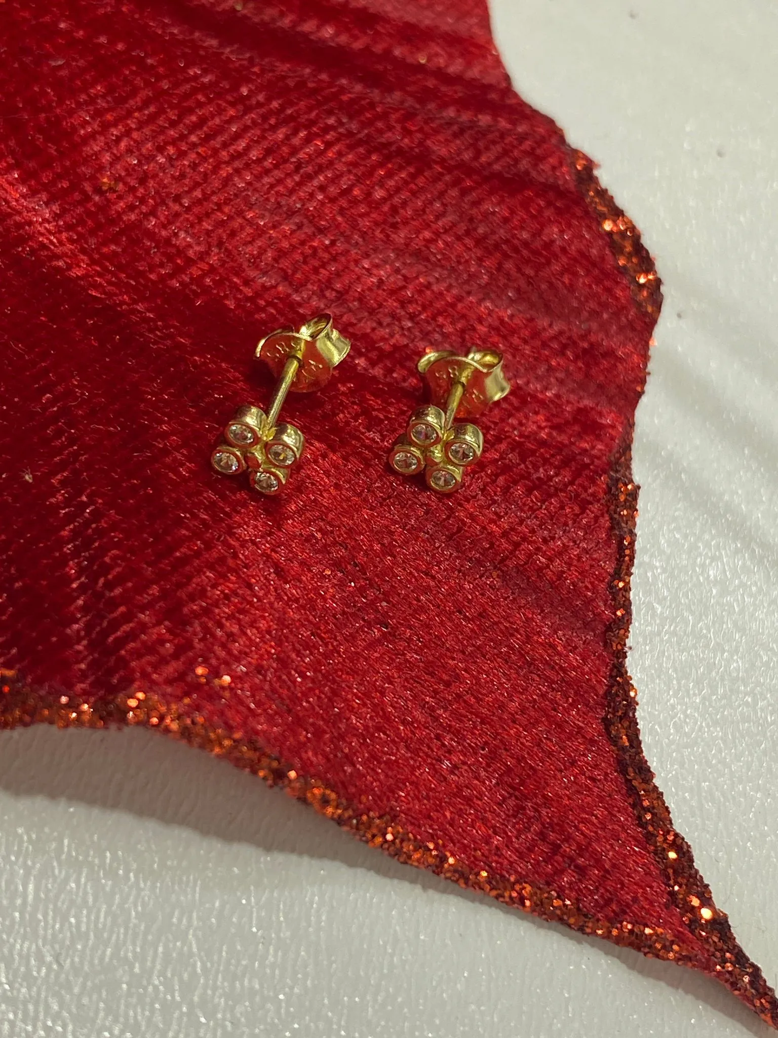 Favori Marka Taşlı Model Küpe