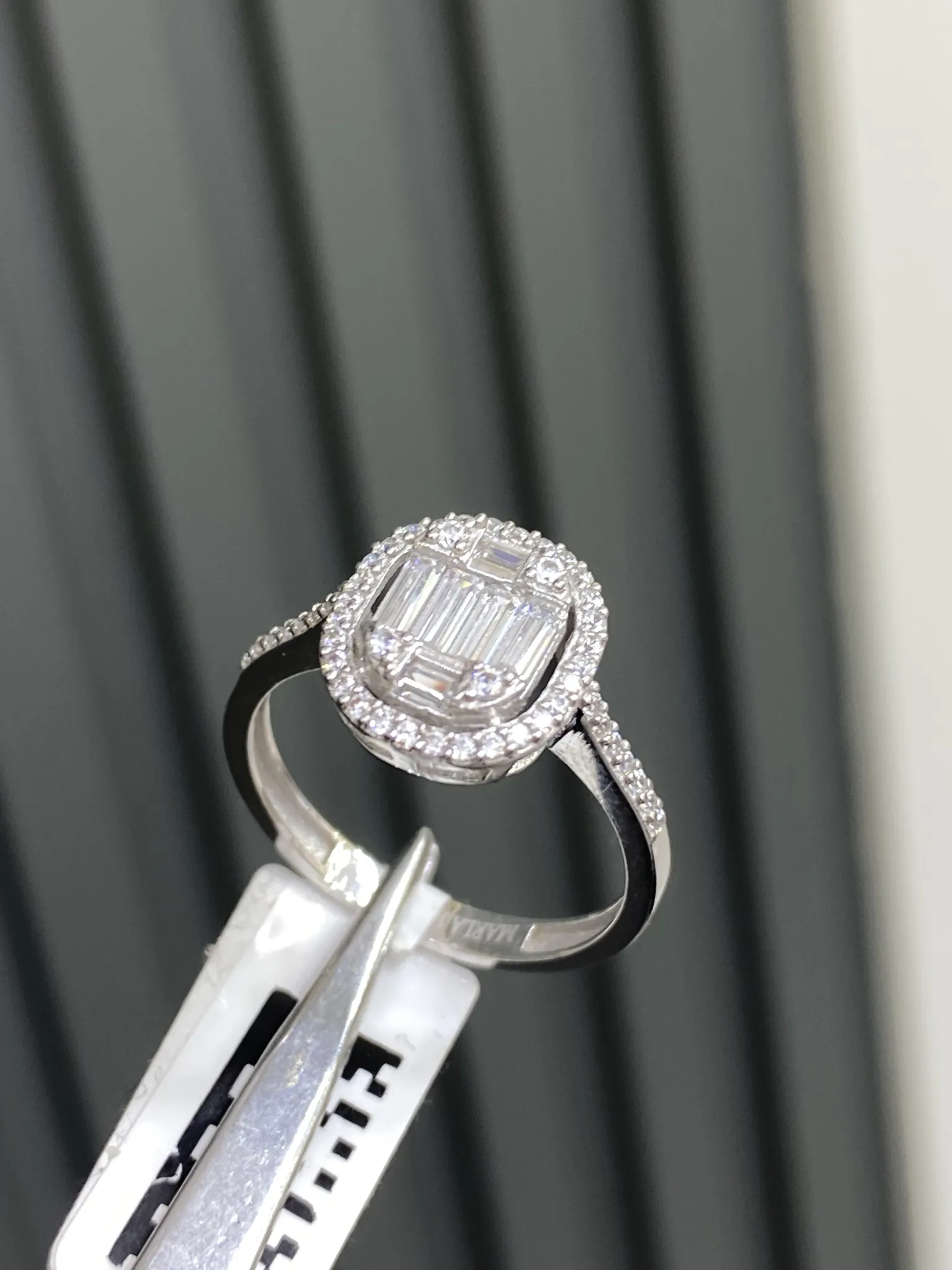 Favori Marka Oval Taşlı Baget Yüzük