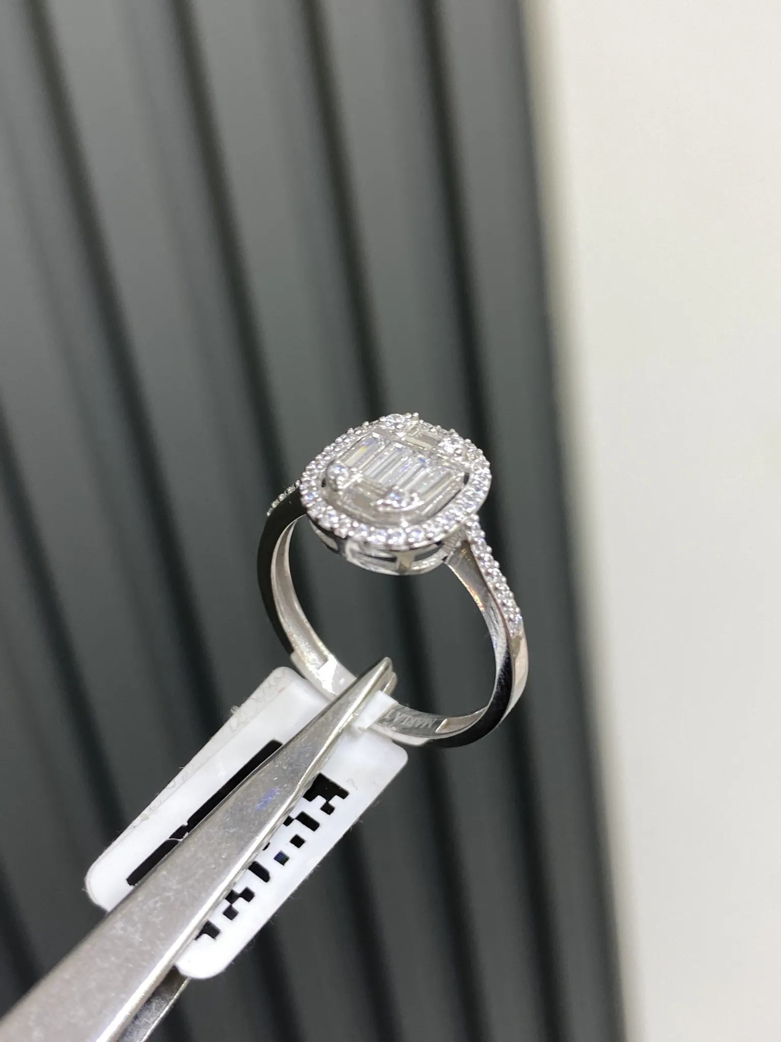 Favori Marka Oval Taşlı Baget Yüzük