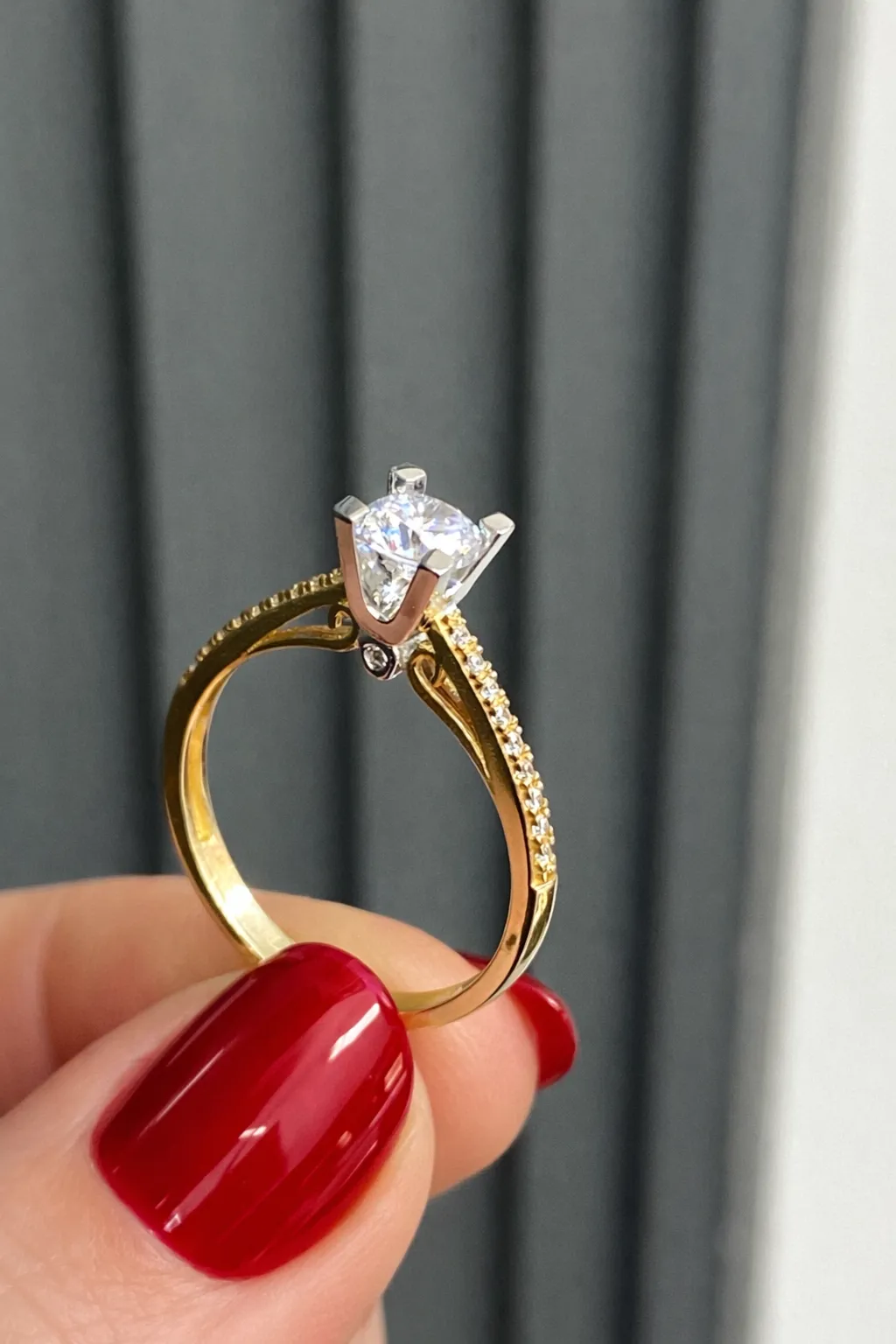 Favori Marka Tek Taş Model Yüzük