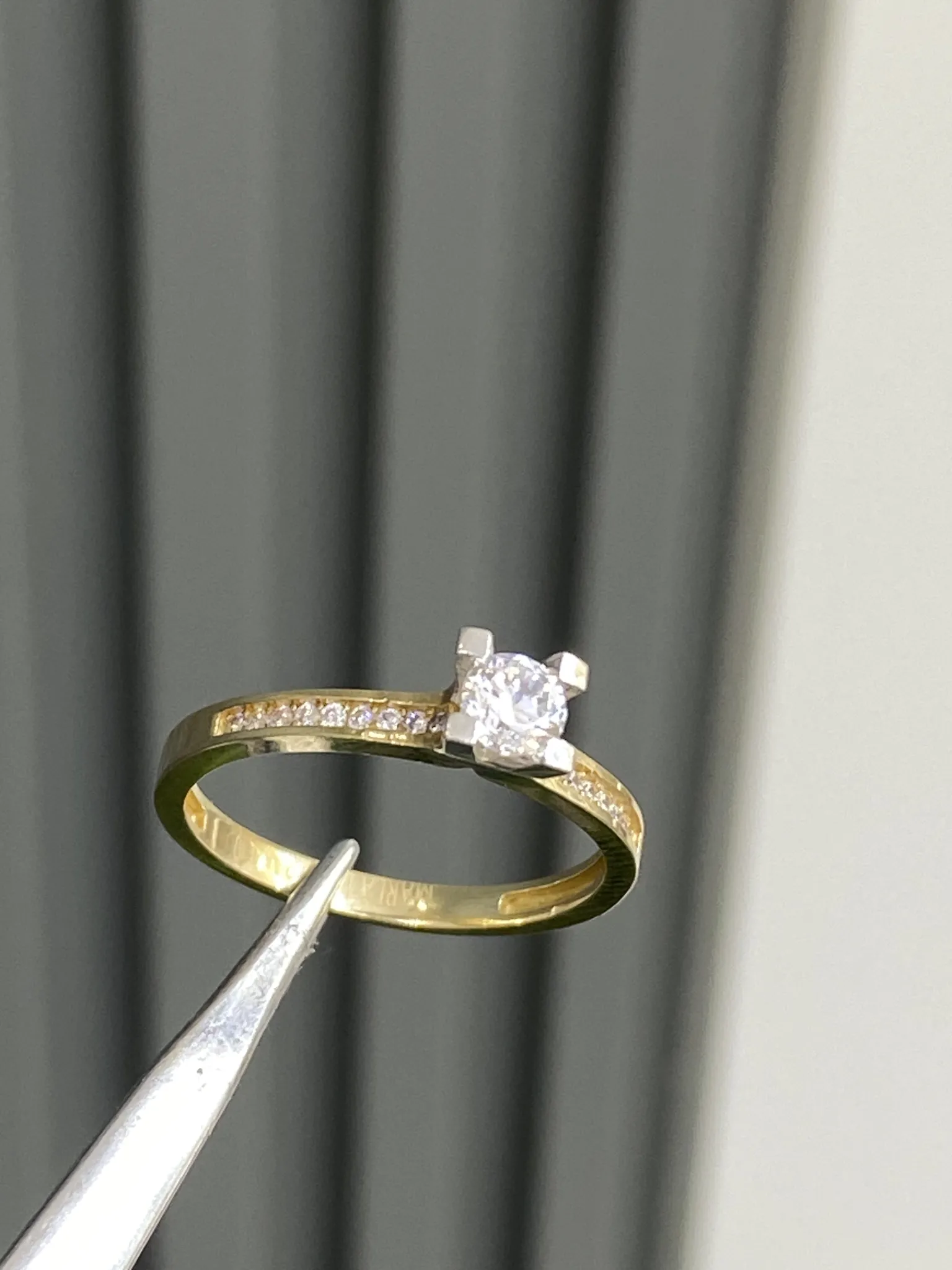 Favori Marka Tek Taş Model Yüzük