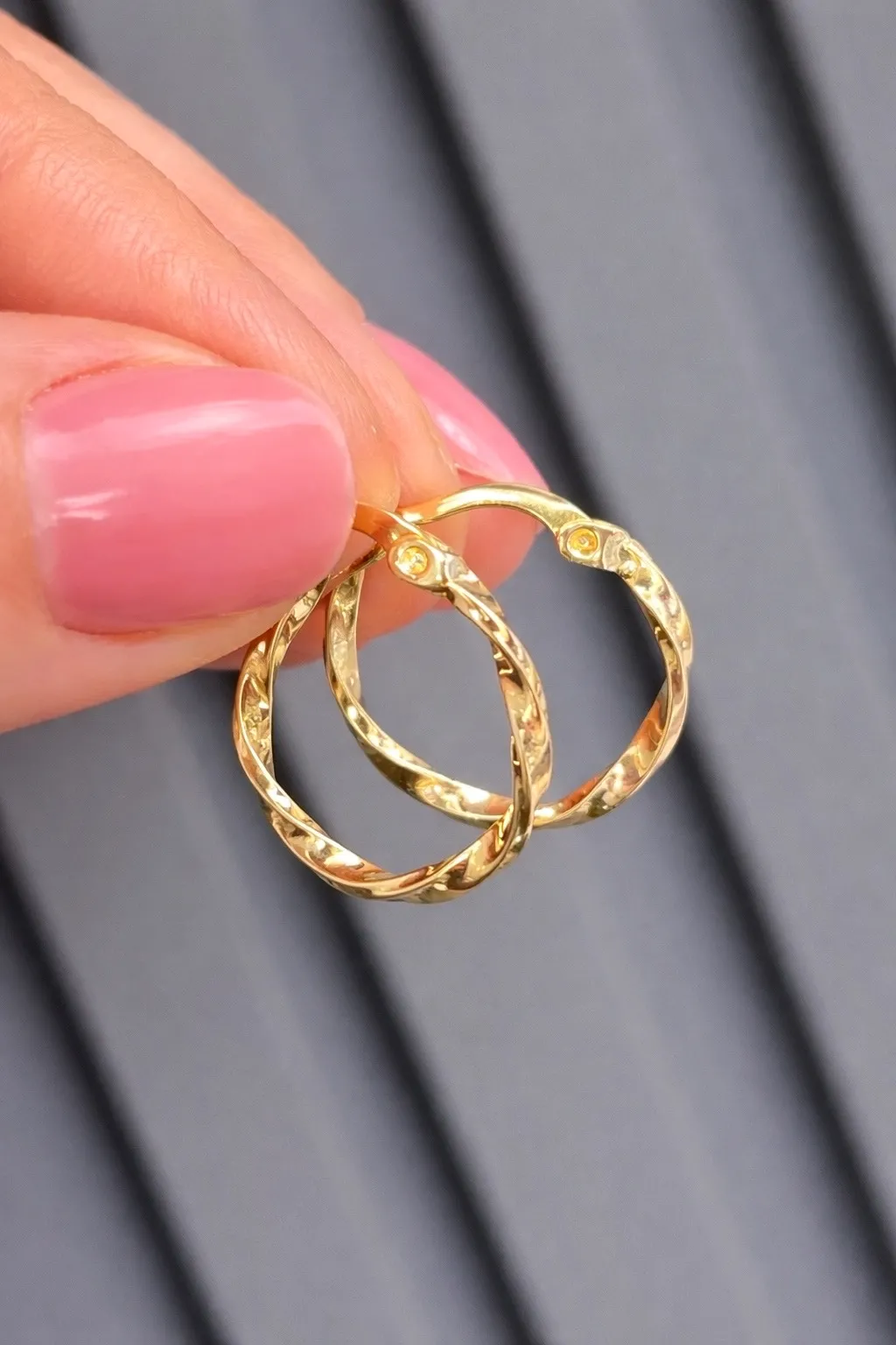 Favori Marka Desenli Halka Küpe 