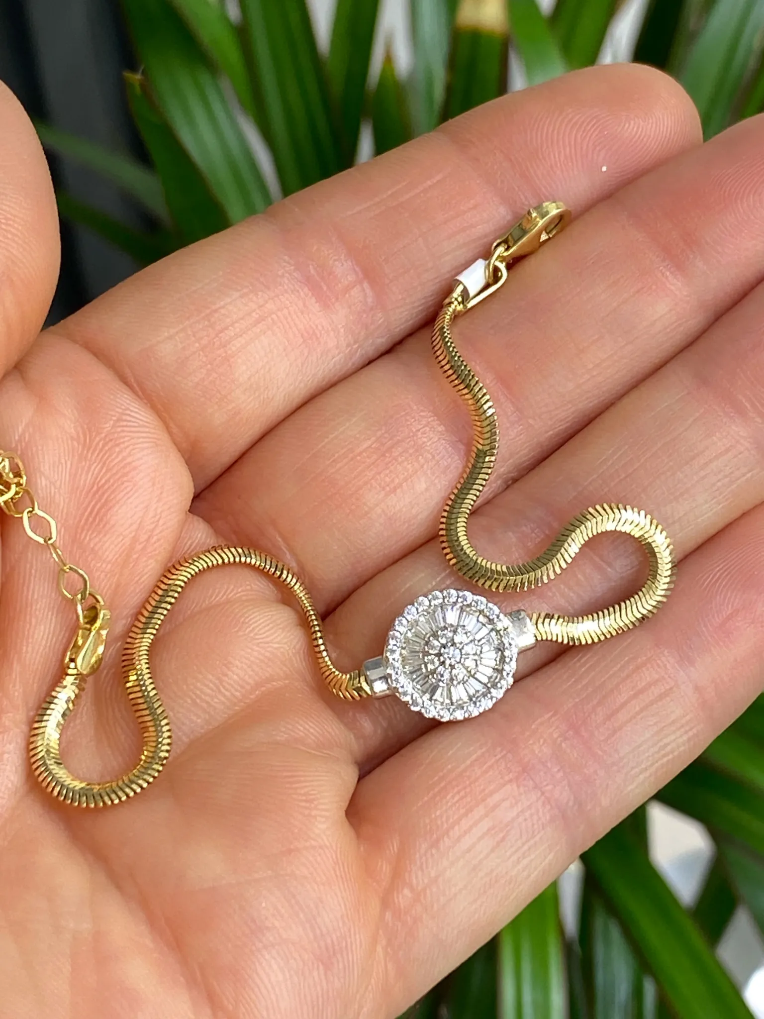 Favori Marka Balık Sırtı Model Baget Taşlı Bileklik