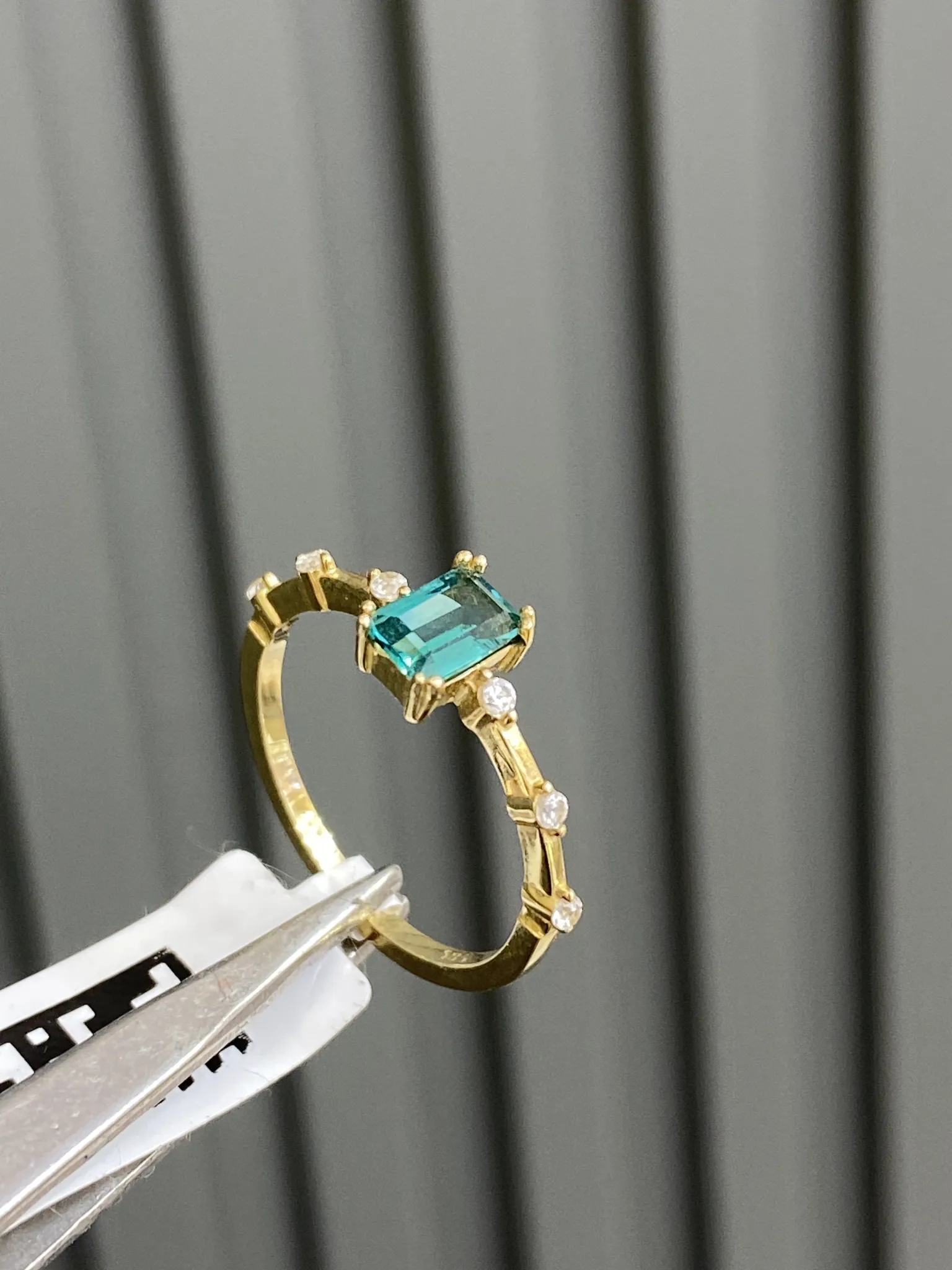 Favori Marka Yeşil Taşlı Model Yüzük