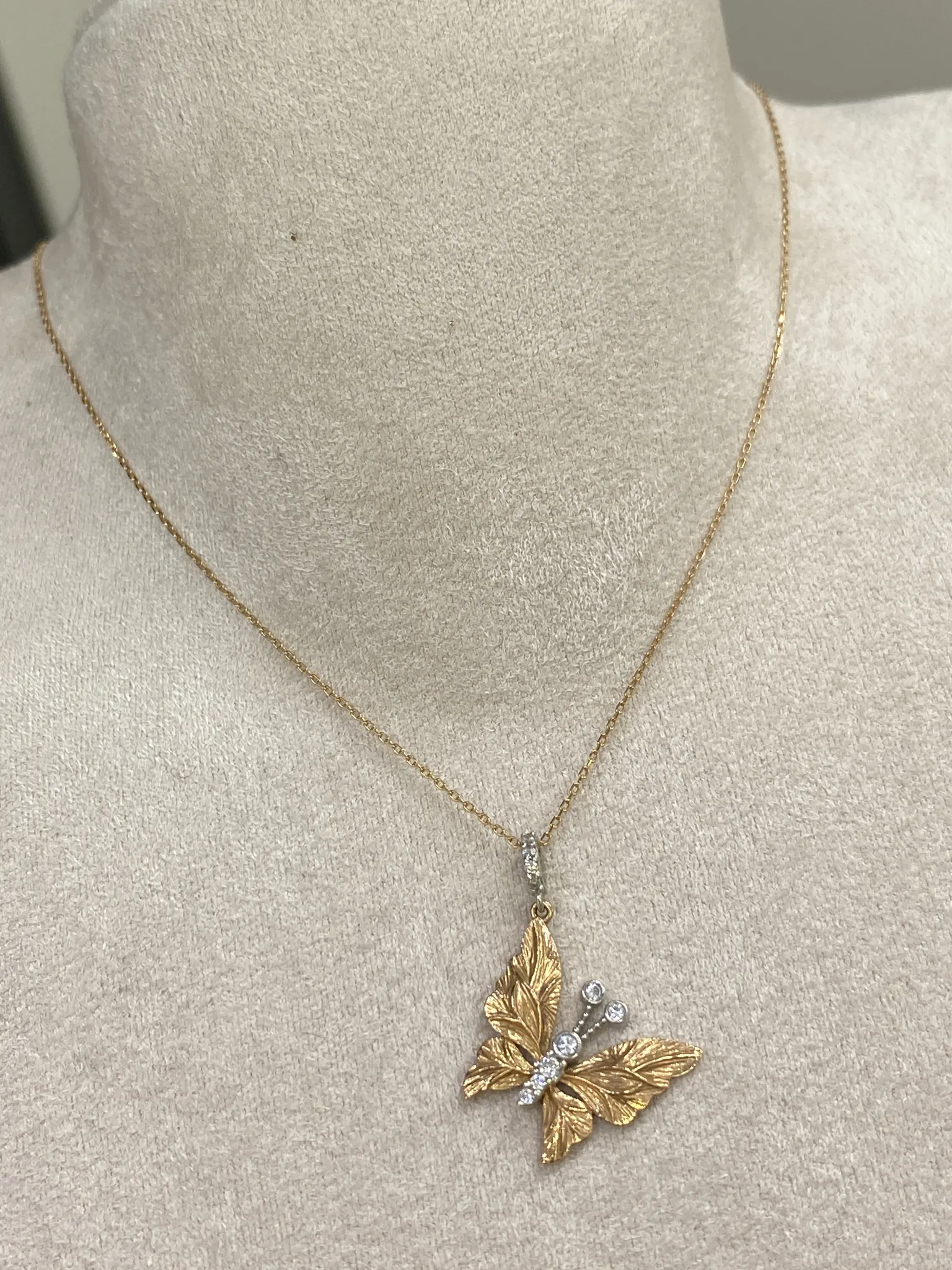 Favori Marka Kelebek Model Kolye