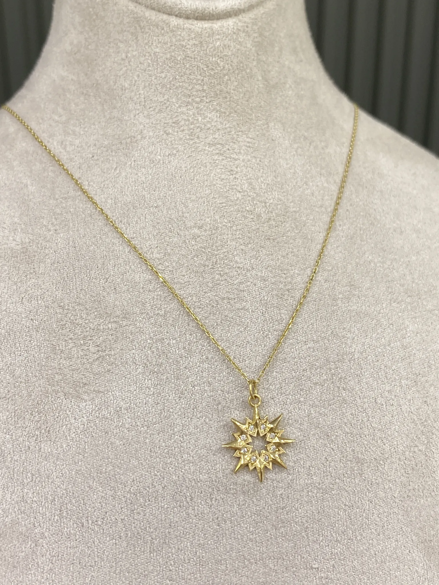 Favori Marka Güneşli Kolye