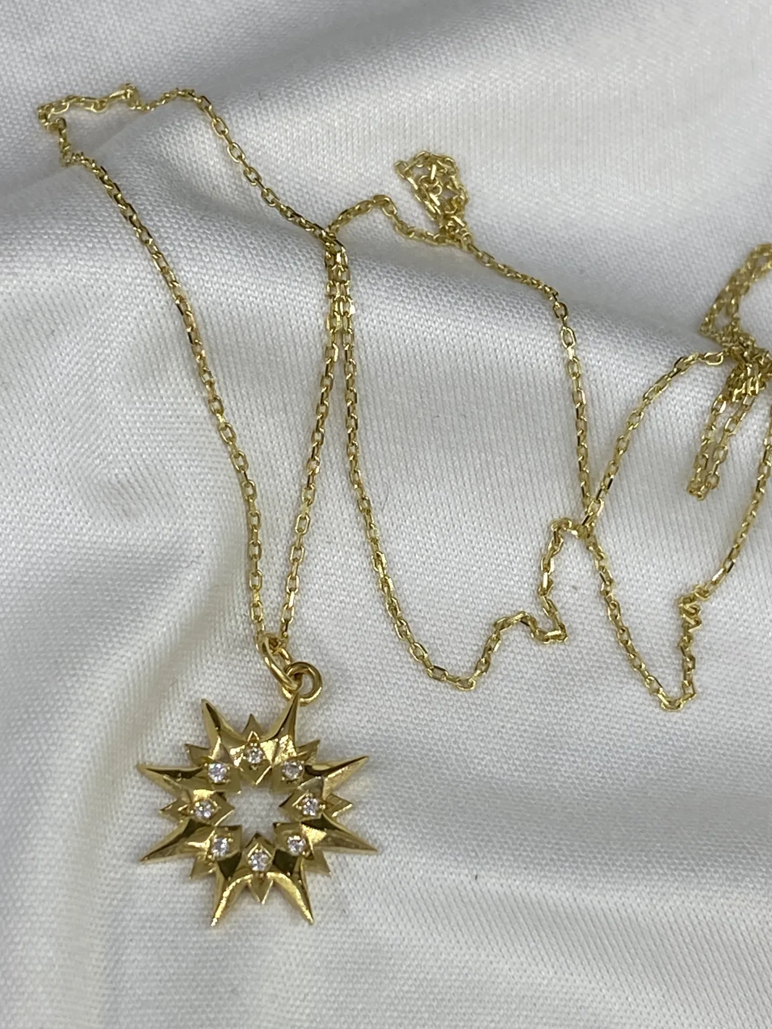 Favori Marka Güneşli Kolye