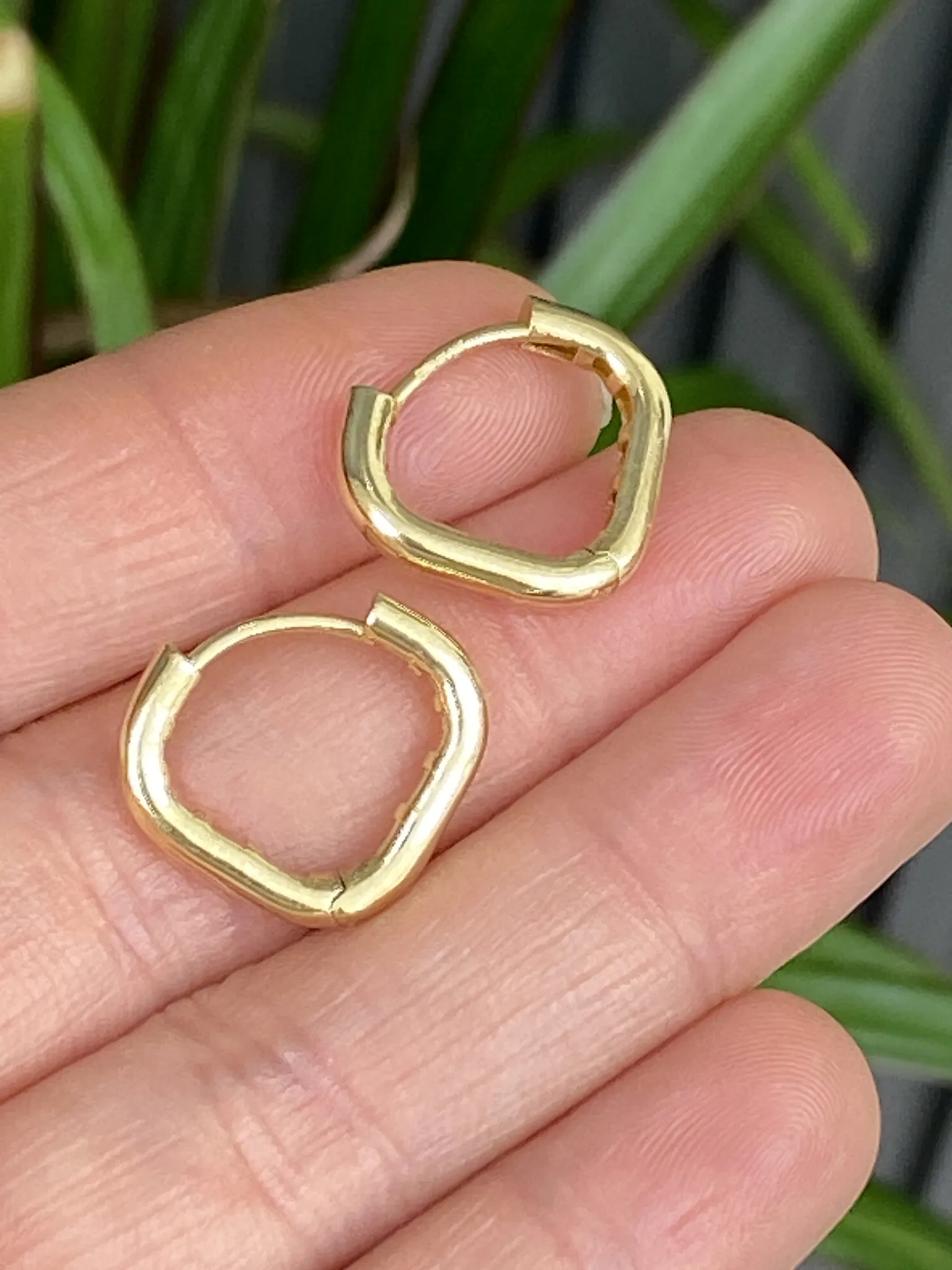 Favori Marka Üçgen Model Küpe