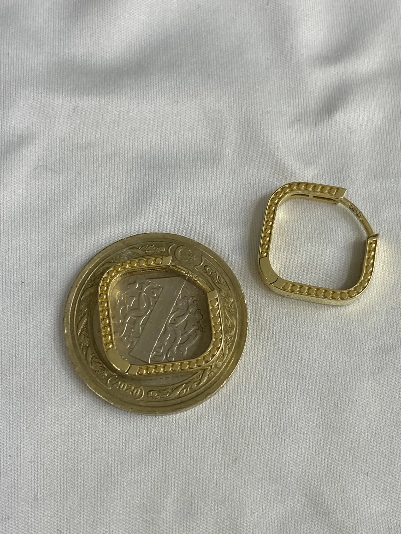 Favori Marka Kare Küpe