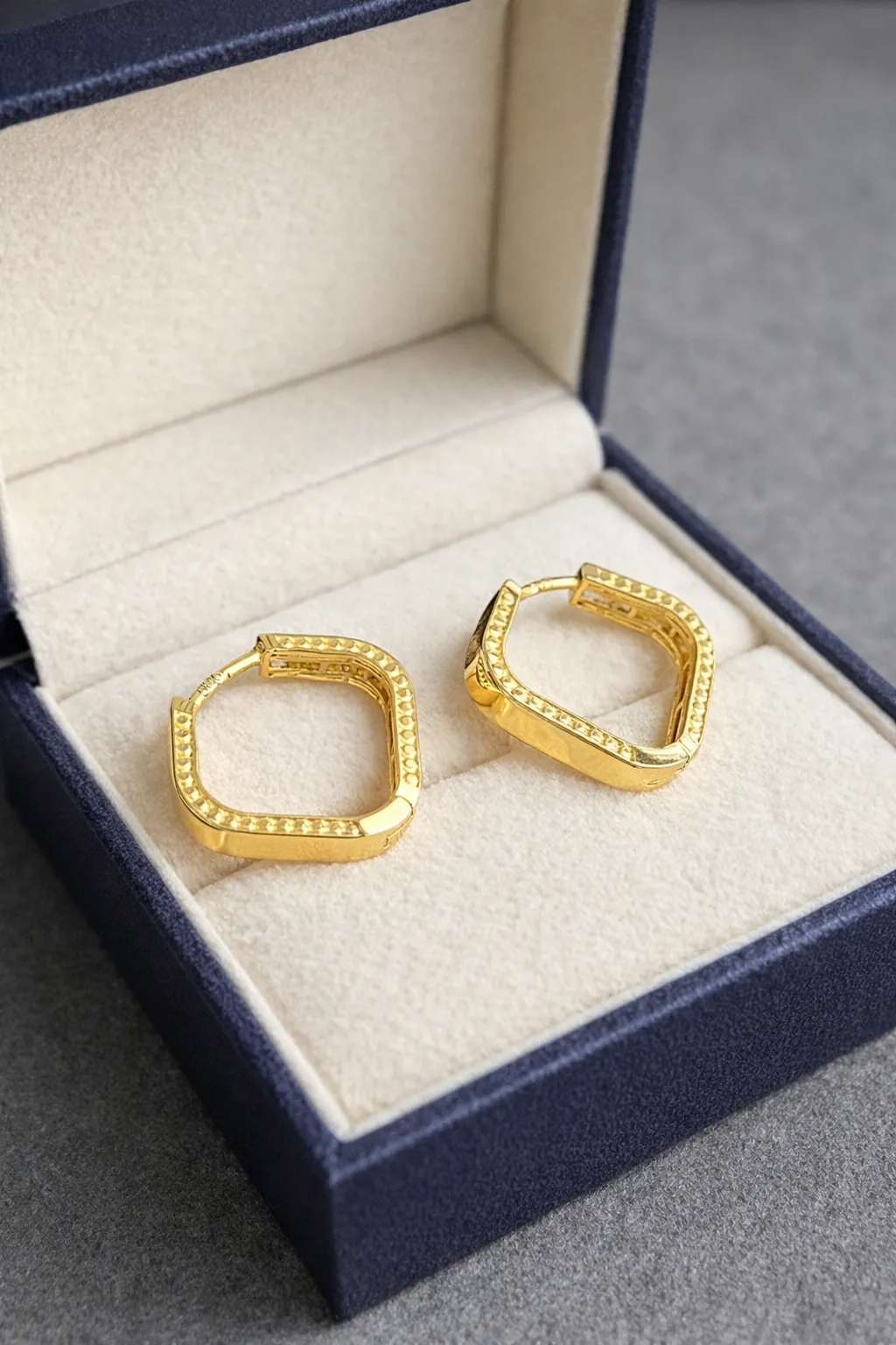 Favori Marka Kare Küpe